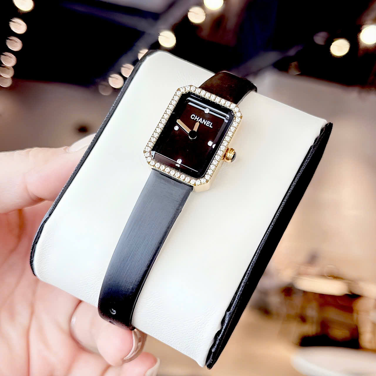 Đồng Hồ Nữ Chanel Dây Da Lụa Đen Mặt Vuông Màu Đen Viền Đá Size 24x32mm Vỏ Gold