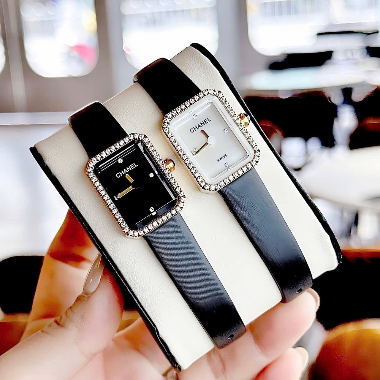 Đồng Hồ Nữ Chanel Dây Da Lụa Đen Mặt Vuông Màu Đen Viền Đá Size 24x32mm Vỏ Gold