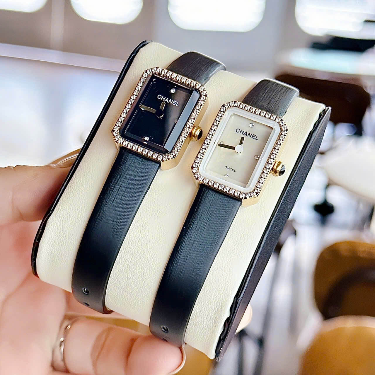 Đồng Hồ Nữ Chanel Dây Da Lụa Đen Mặt Vuông Màu Đen Viền Đá Size 24x32mm Vỏ Gold