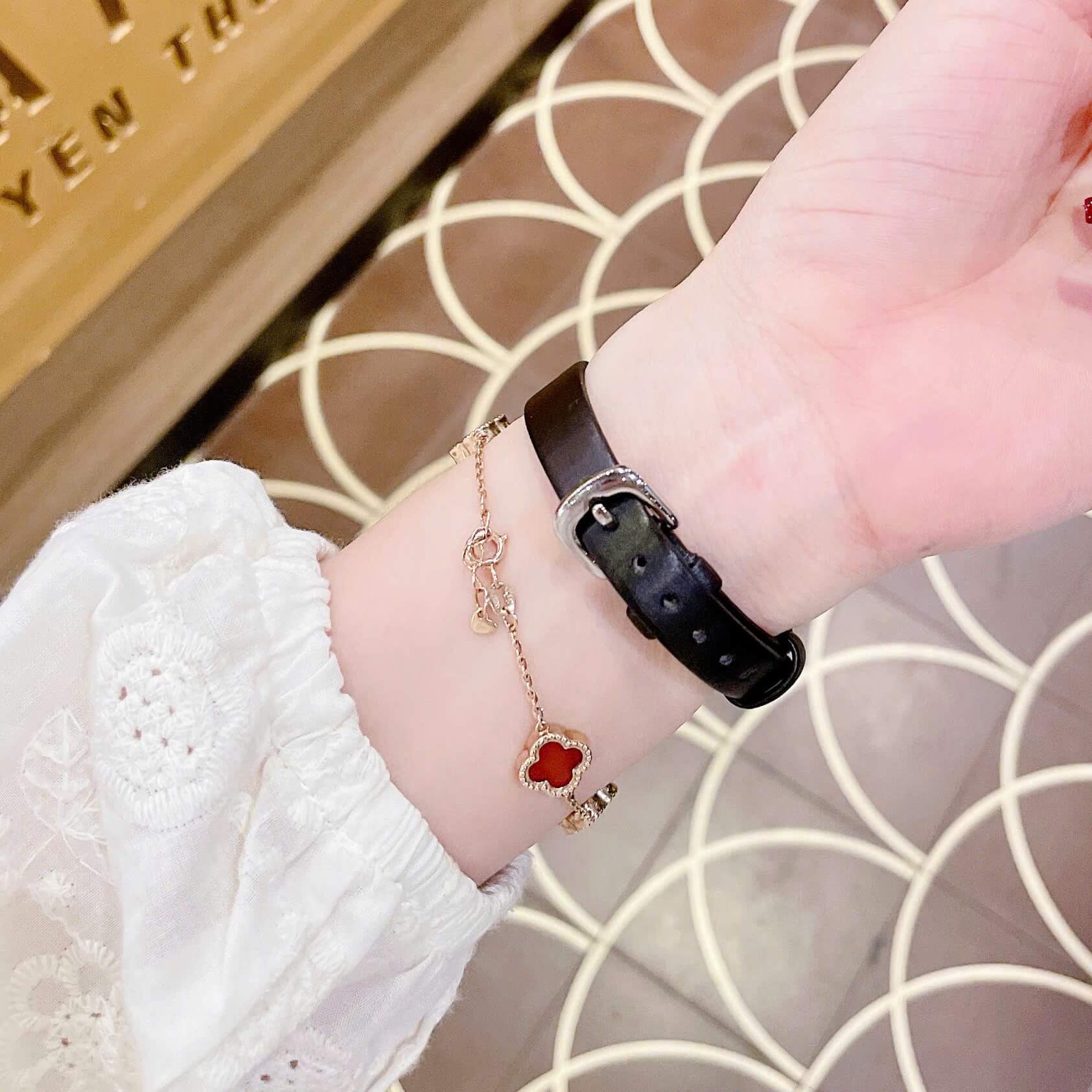 Đồng Hồ Nữ Chanel Dây Da Lụa Đen Mặt Vuông Màu Trắng Xà Cừ Viền Đá Size 24x32mm Vỏ Silver