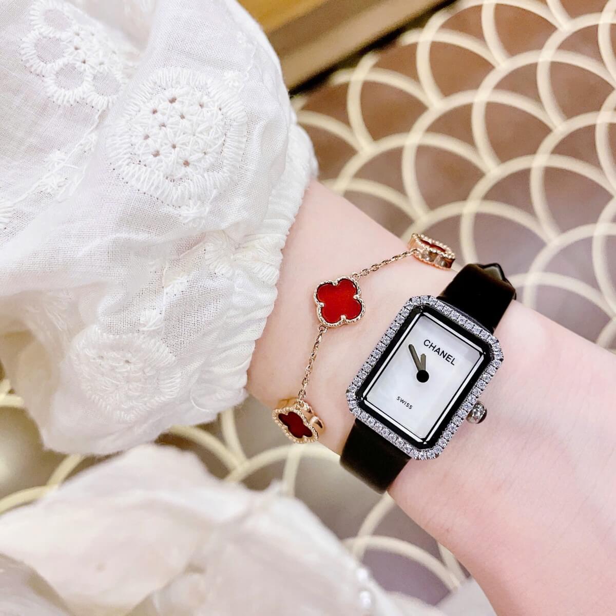 Đồng Hồ Nữ Chanel Dây Da Lụa Đen Mặt Vuông Màu Trắng Xà Cừ Viền Đá Size 24x32mm Vỏ Silver