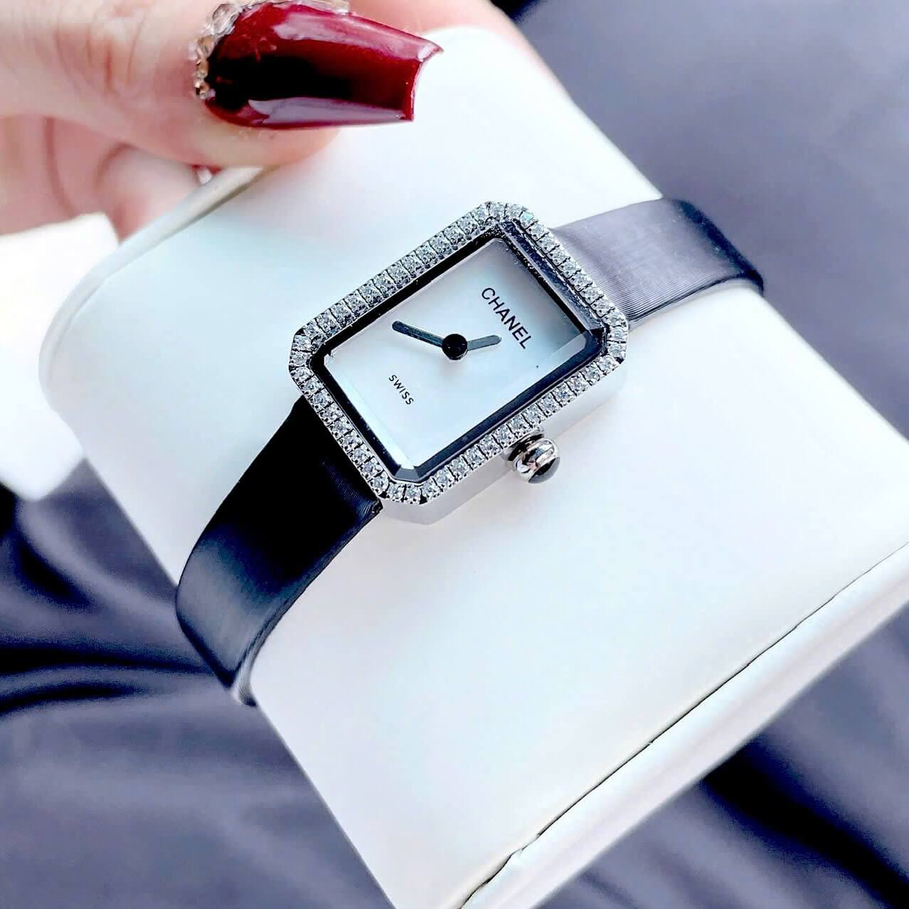 Đồng Hồ Nữ Chanel Dây Da Lụa Đen Mặt Vuông Màu Trắng Xà Cừ Viền Đá Size 24x32mm Vỏ Silver
