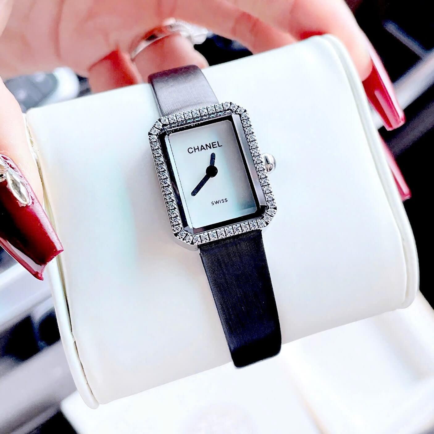 Đồng Hồ Nữ Chanel Dây Da Lụa Đen Mặt Vuông Màu Trắng Xà Cừ Viền Đá Size 24x32mm Vỏ Silver