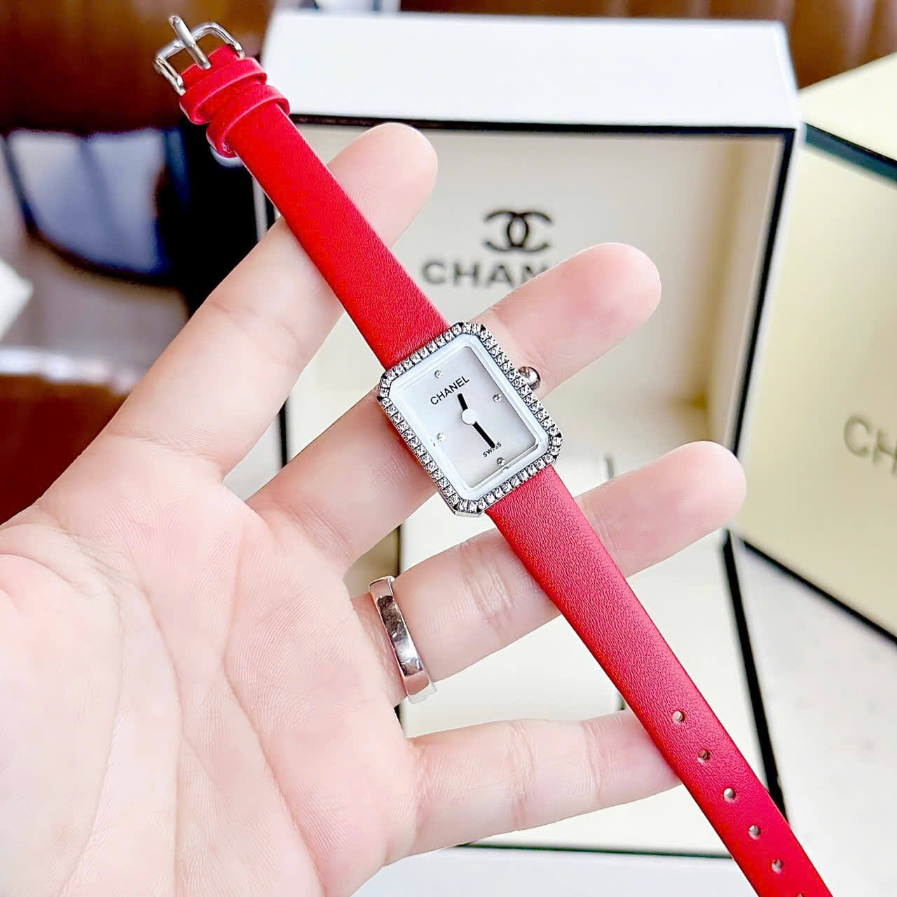 Đồng Hồ Nữ Chanel Dây Da Lụa Đỏ Mặt Vuông Màu Trắng Xà Cừ Size 24x32mm Viền Đá