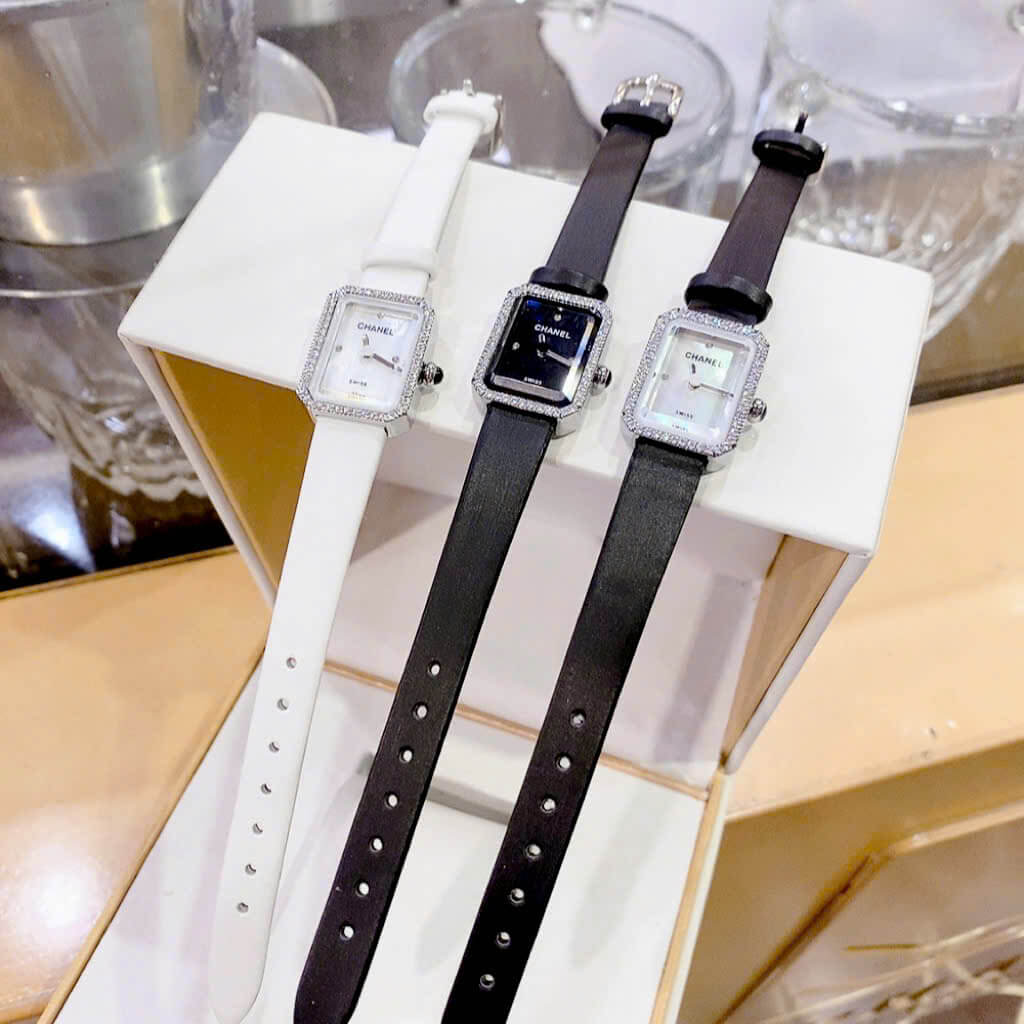 Đồng Hồ Nữ Chanel Dây Da Lụa Trắng Mặt Vuông Màu Trắng Xà Cừ Viền Đá Size 24x32mm Vỏ Silver