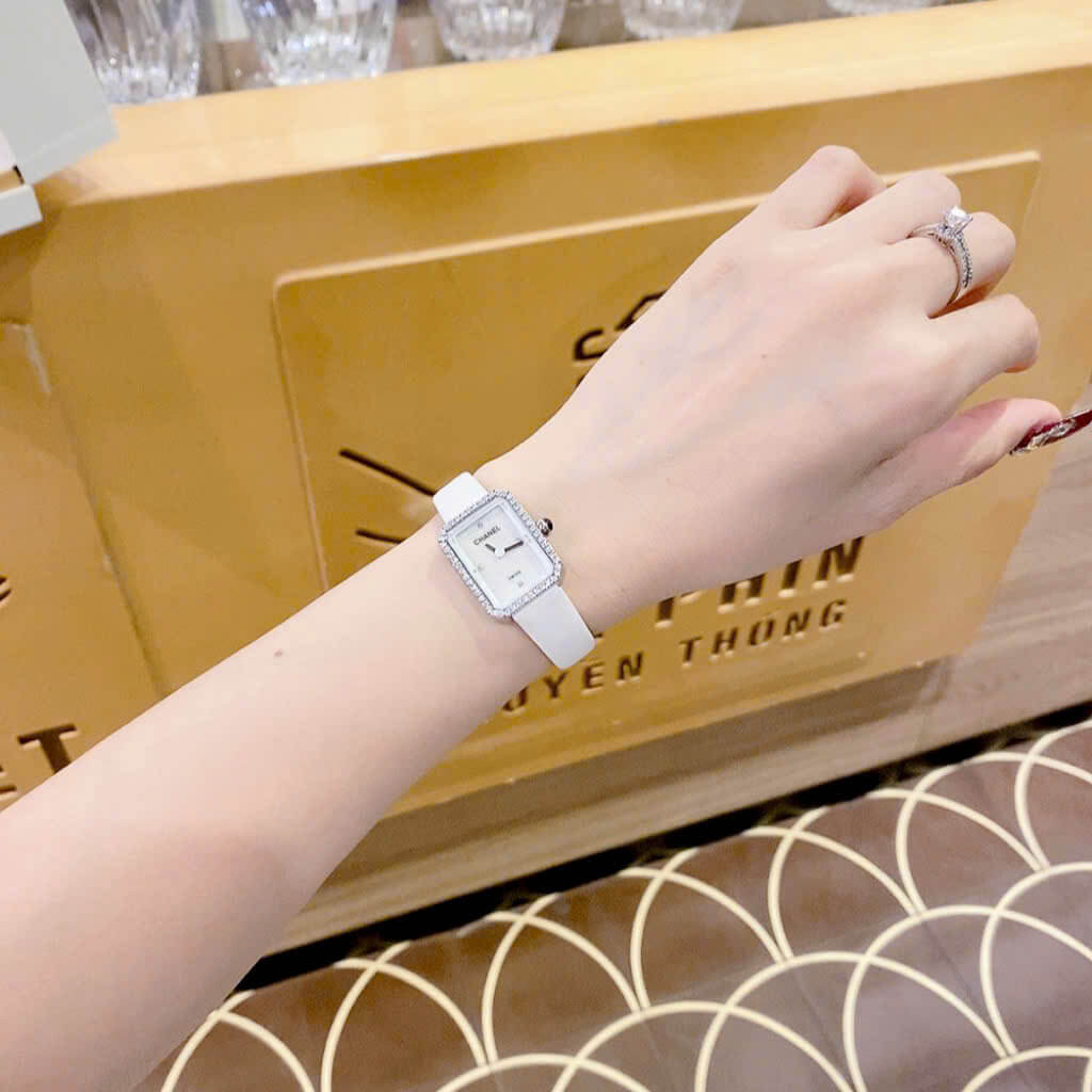 Đồng Hồ Nữ Chanel Dây Da Lụa Trắng Mặt Vuông Màu Trắng Xà Cừ Viền Đá Size 24x32mm Vỏ Silver