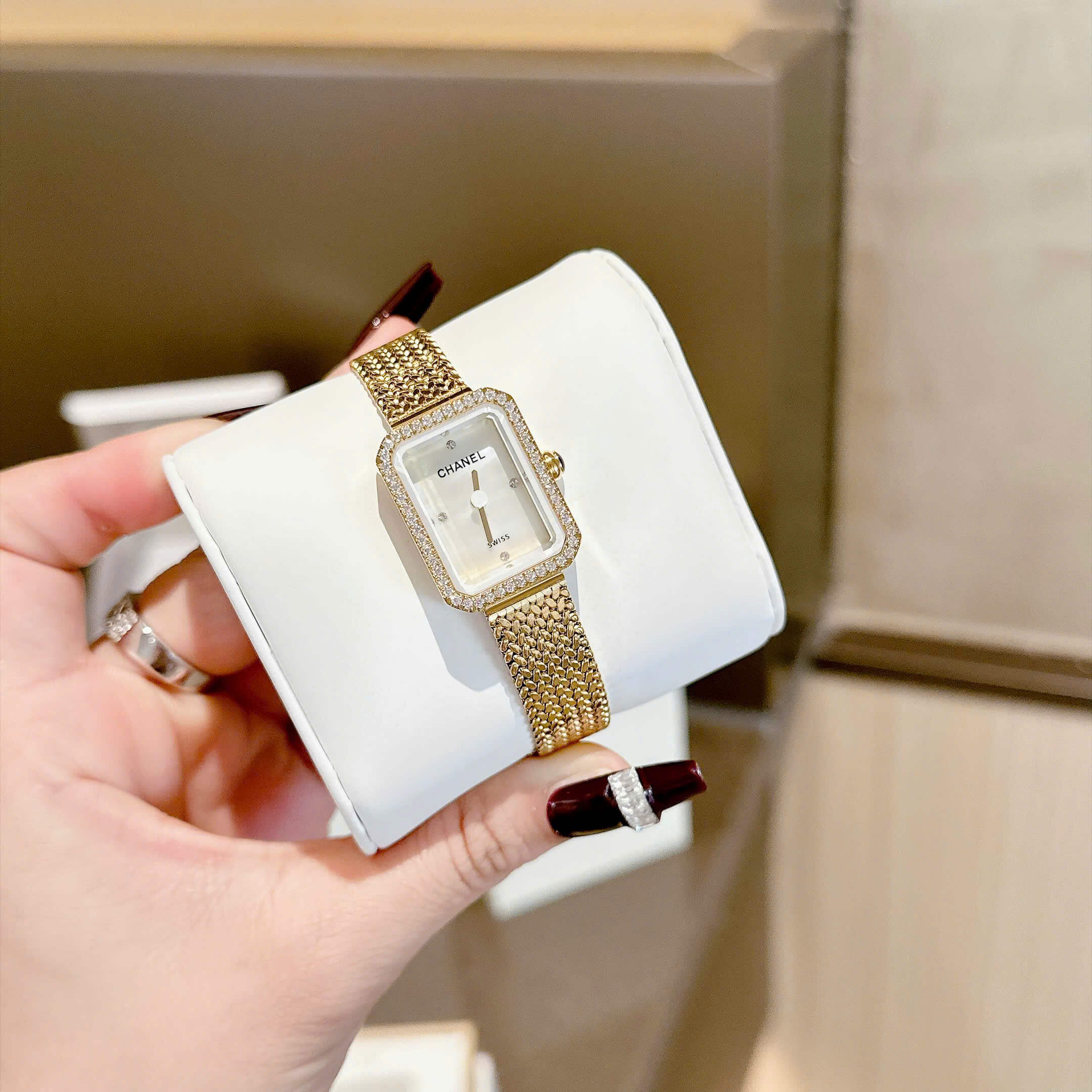 Đồng Hồ Nữ Chanel Dây Mesh Vàng Mặt 2 Kim Size Nhỏ 20x26mm Quartz