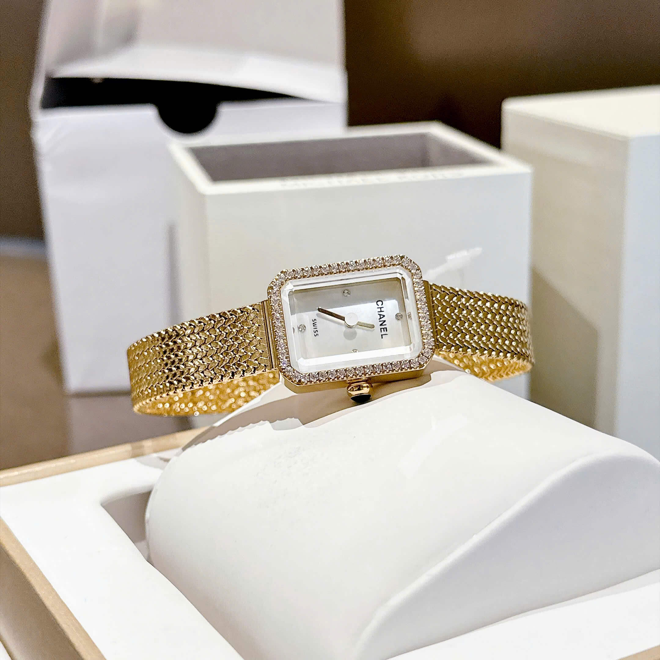 Đồng Hồ Nữ Chanel Dây Mesh Vàng Mặt 2 Kim Size Nhỏ 20x26mm Quartz