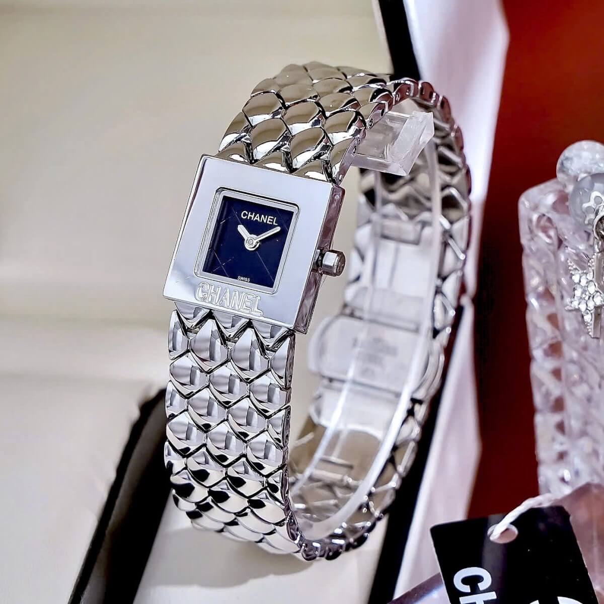 Đồng Hồ Nữ Chanel Matelasse Dây Kim Loại Silver Mặt Vuông Đen Size 25mm - Quartz