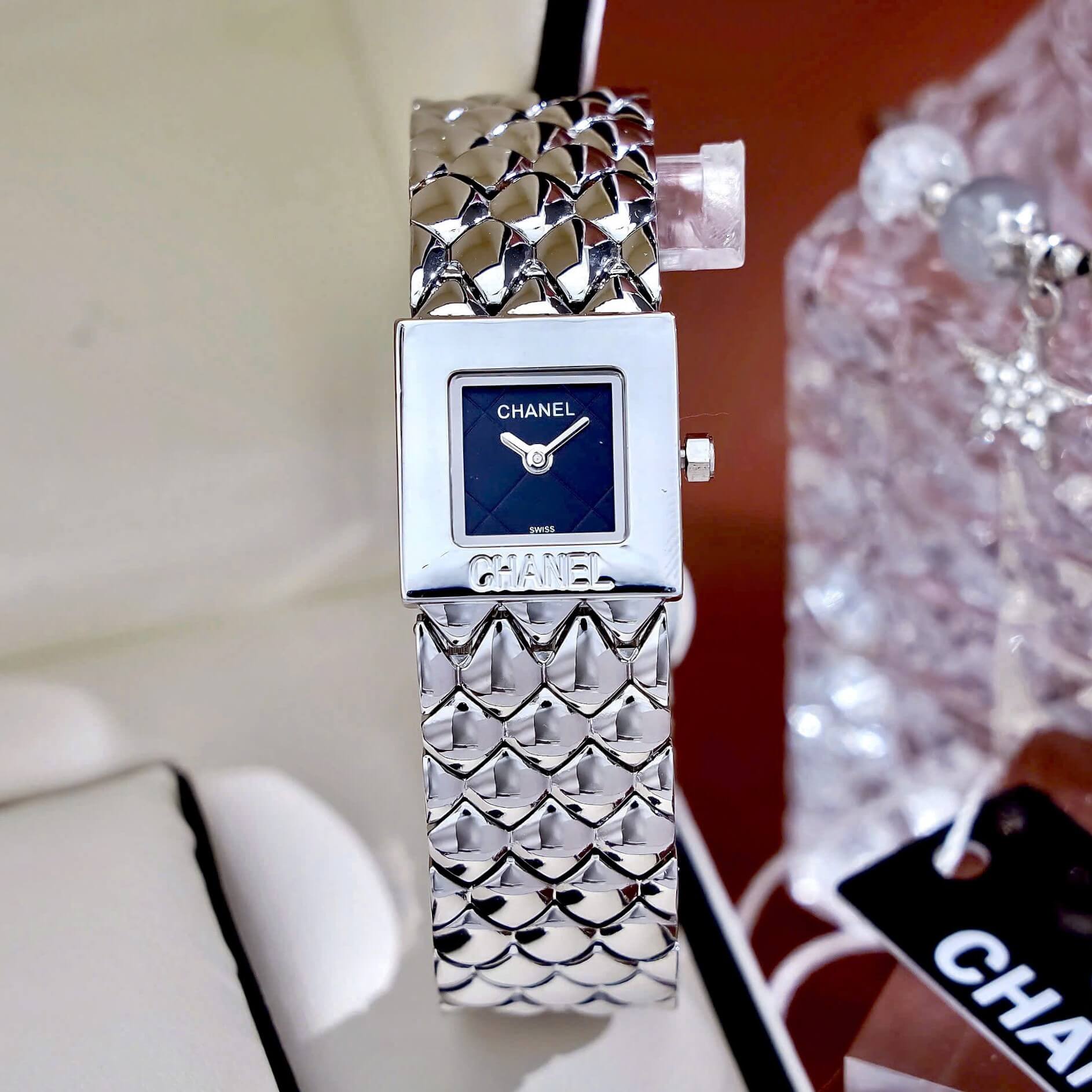 Đồng Hồ Nữ Chanel Matelasse Dây Kim Loại Silver Mặt Vuông Đen Size 25mm - Quartz