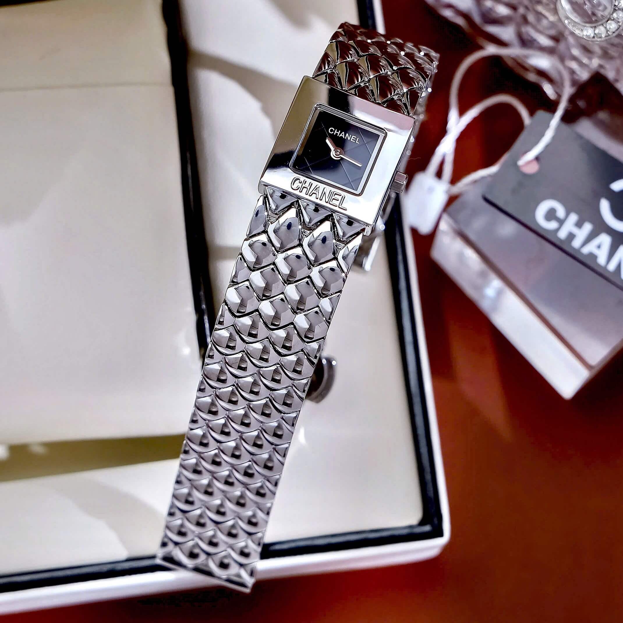 Đồng Hồ Nữ Chanel Matelasse Dây Kim Loại Silver Mặt Vuông Đen Size 25mm - Quartz