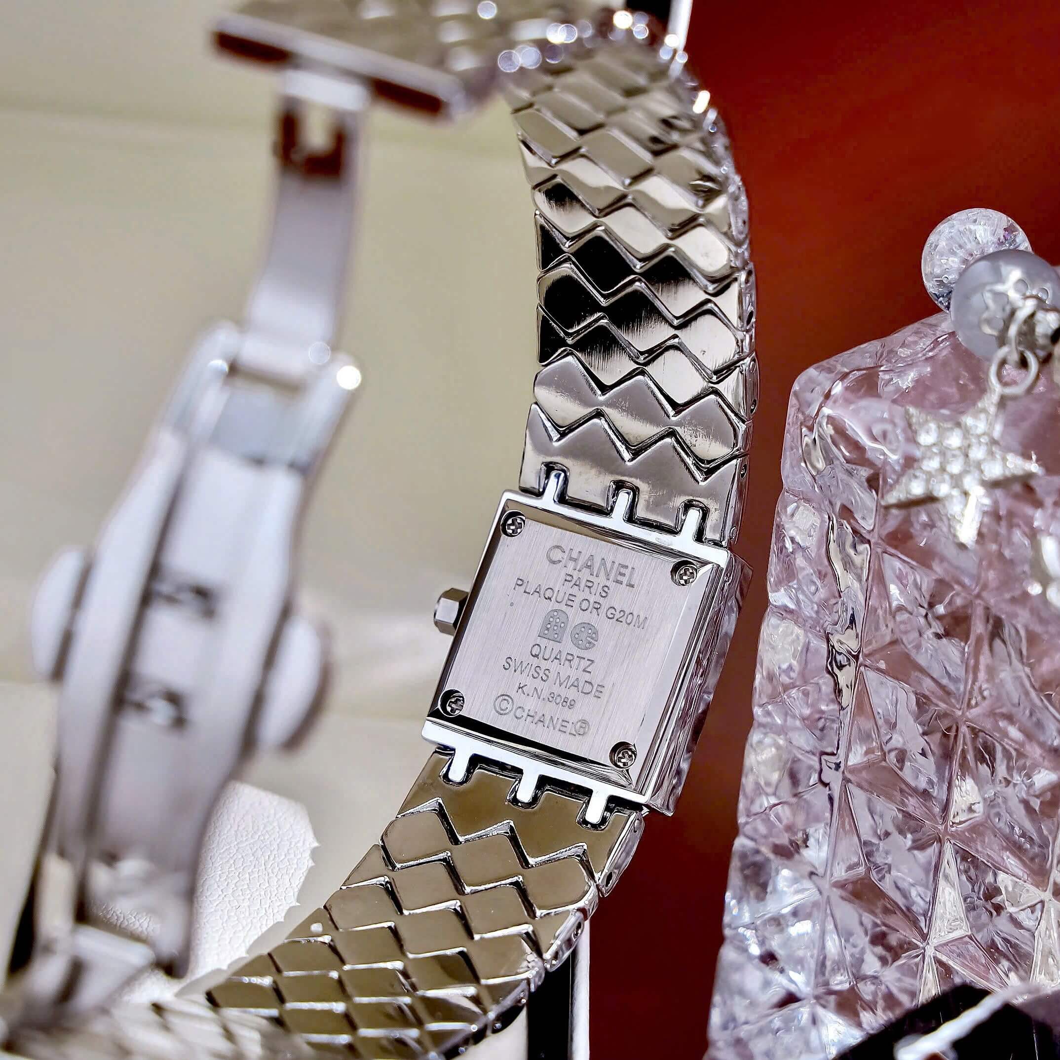 Đồng Hồ Nữ Chanel Matelasse Dây Kim Loại Silver Mặt Vuông Đen Size 25mm - Quartz