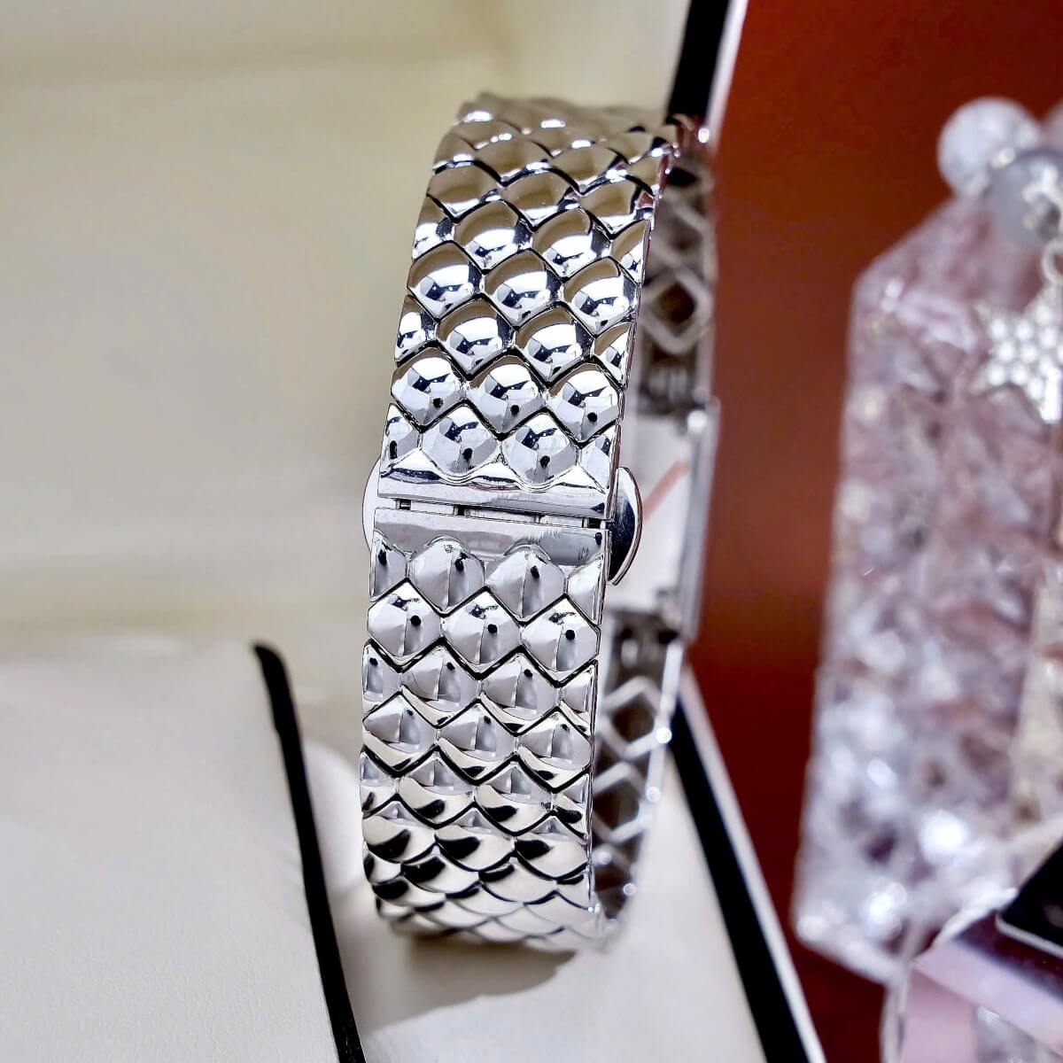 Đồng Hồ Nữ Chanel Matelasse Dây Kim Loại Silver Mặt Vuông Đen Size 25mm - Quartz