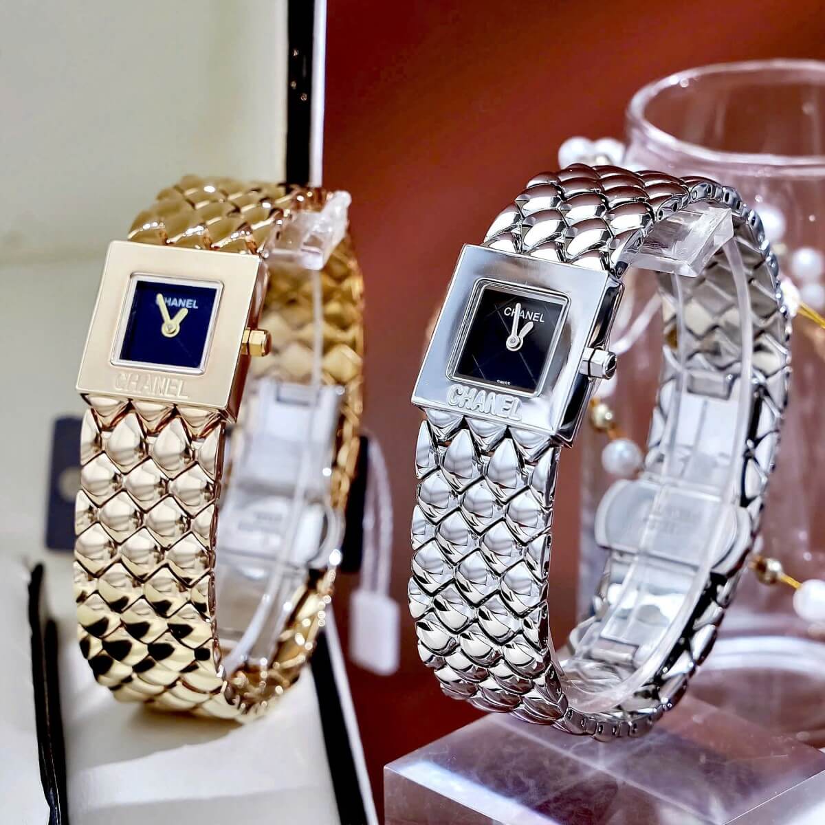 Đồng Hồ Nữ Chanel Matelasse Dây Kim Loại Vàng Gold Mặt Vuông Đen Size 25mm - Quartz