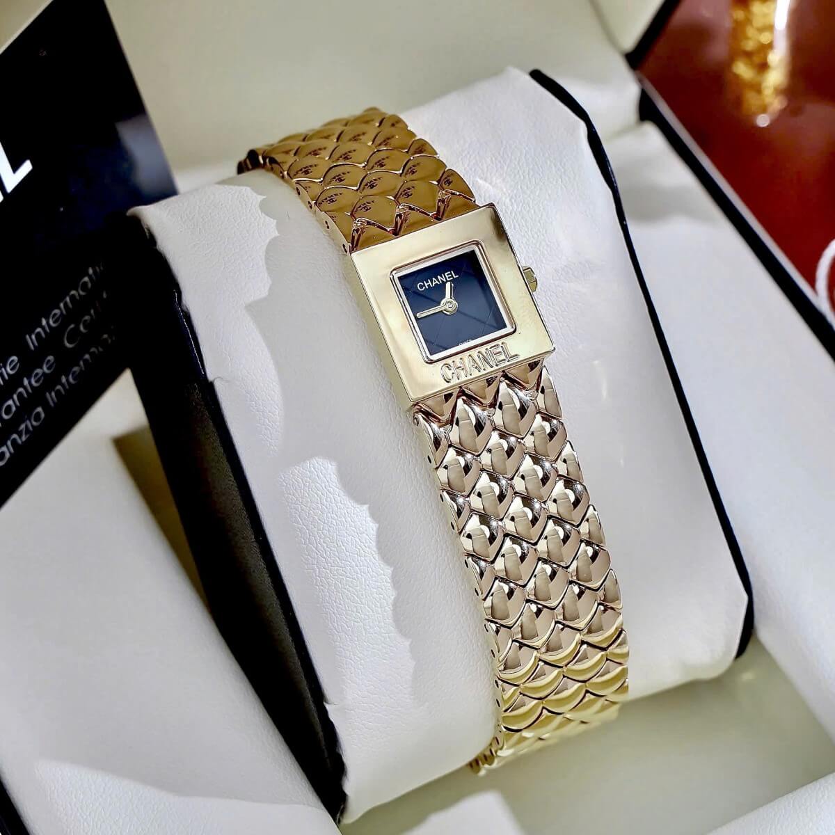 Đồng Hồ Nữ Chanel Matelasse Dây Kim Loại Vàng Gold Mặt Vuông Đen Size 25mm - Quartz