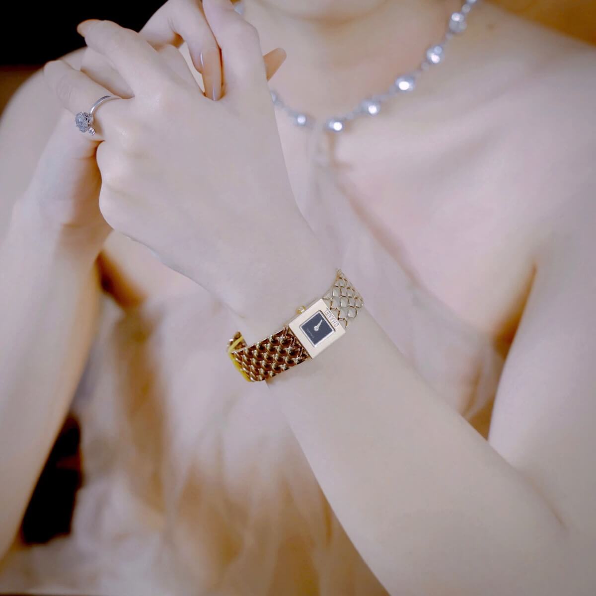 Đồng Hồ Nữ Chanel Matelasse Dây Kim Loại Vàng Gold Mặt Vuông Đen Size 25mm - Quartz