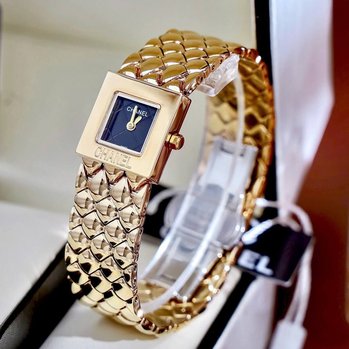Đồng Hồ Nữ Chanel Matelasse Dây Kim Loại Vàng Gold Mặt Vuông Đen Size 25mm - Quartz