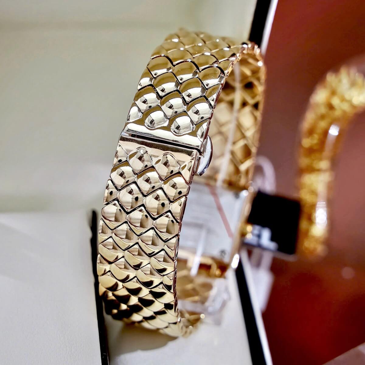 Đồng Hồ Nữ Chanel Matelasse Dây Kim Loại Vàng Gold Mặt Vuông Đen Size 25mm - Quartz