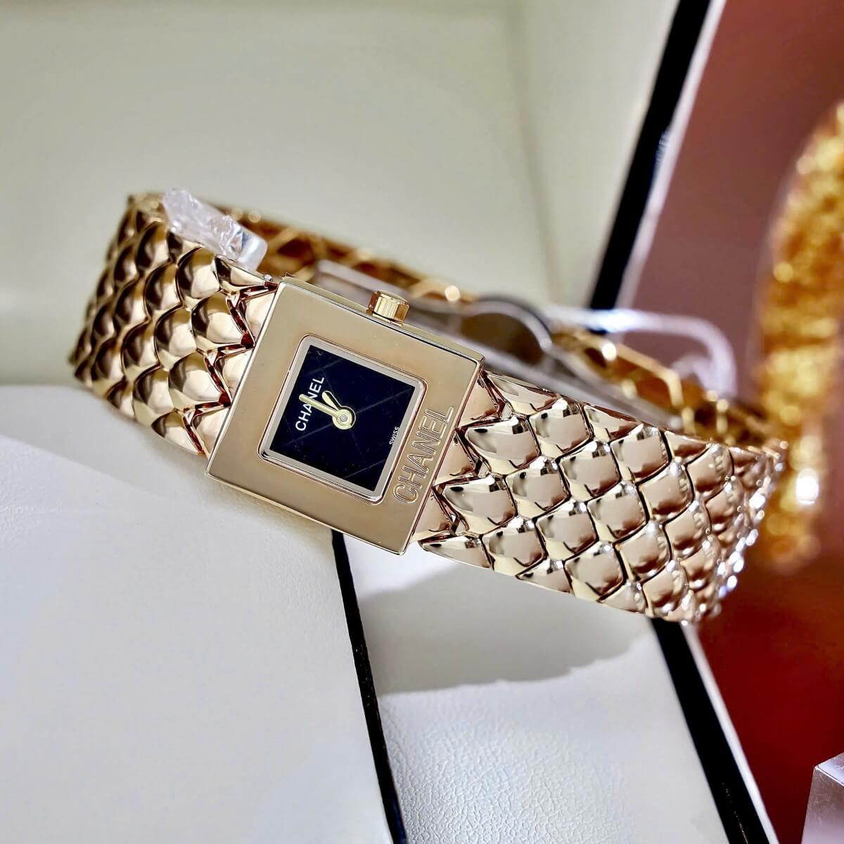 Đồng Hồ Nữ Chanel Matelasse Dây Kim Loại Vàng Gold Mặt Vuông Đen Size 25mm - Quartz