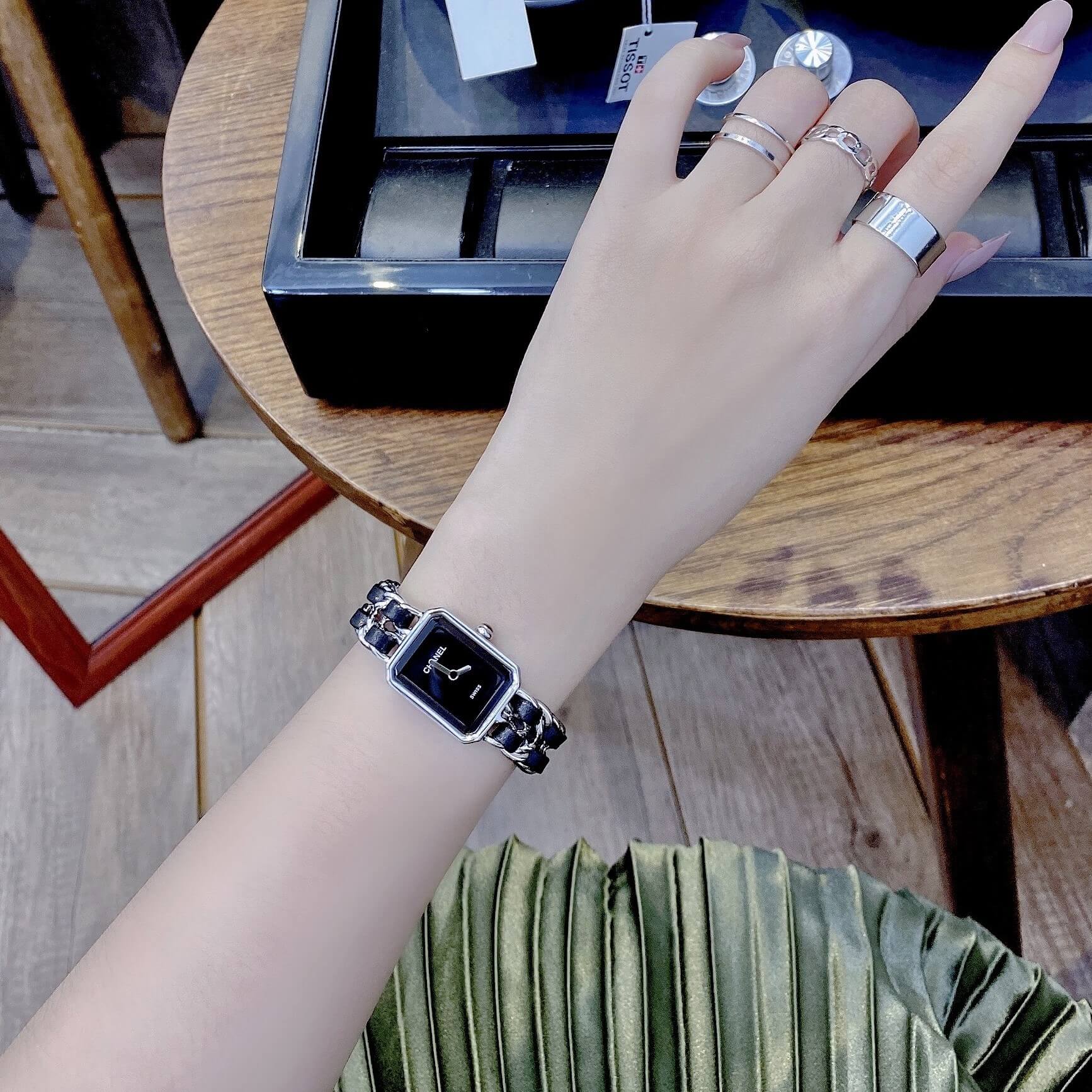 Đồng Hồ Nữ Chanel Première Dây Xích Kim Loại Silver Mix Da Đen Size 20x28mm