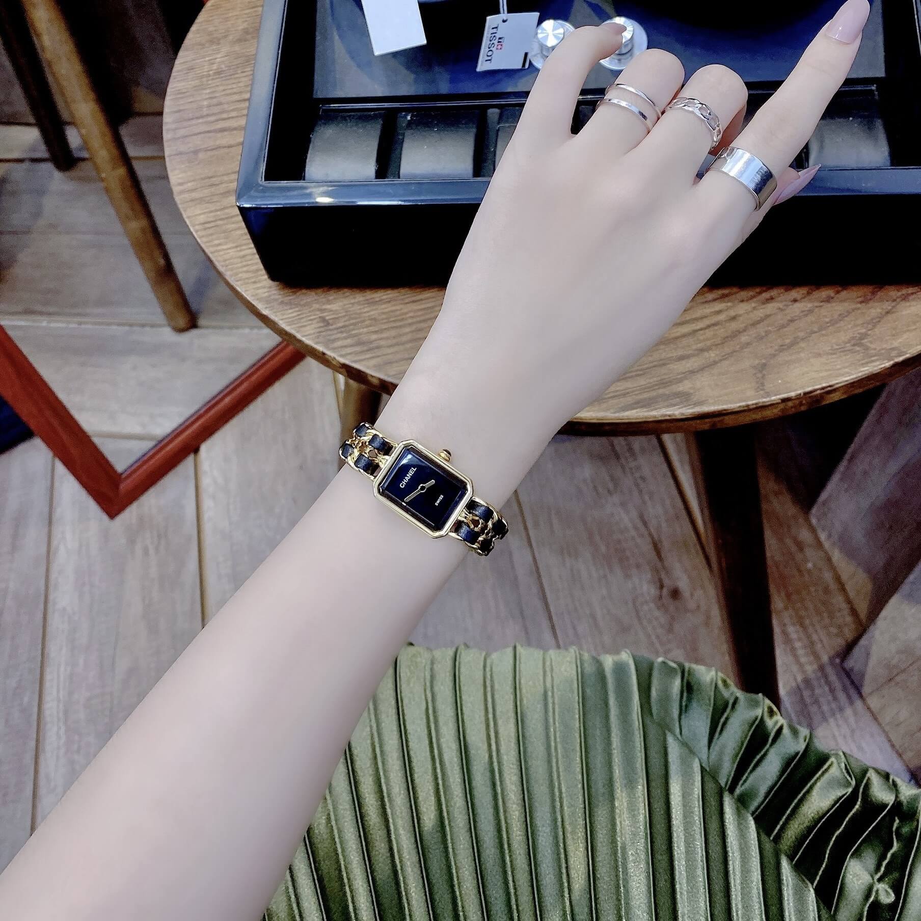 Đồng Hồ Nữ Chanel Première Dây Xích Kim Loại Vàng Gold Mix Da Đen Size 20x28mm