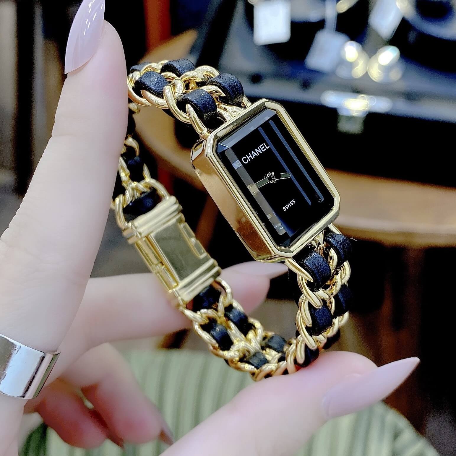 Đồng Hồ Nữ Chanel Première Dây Xích Kim Loại Vàng Gold Mix Da Đen Size 20x28mm