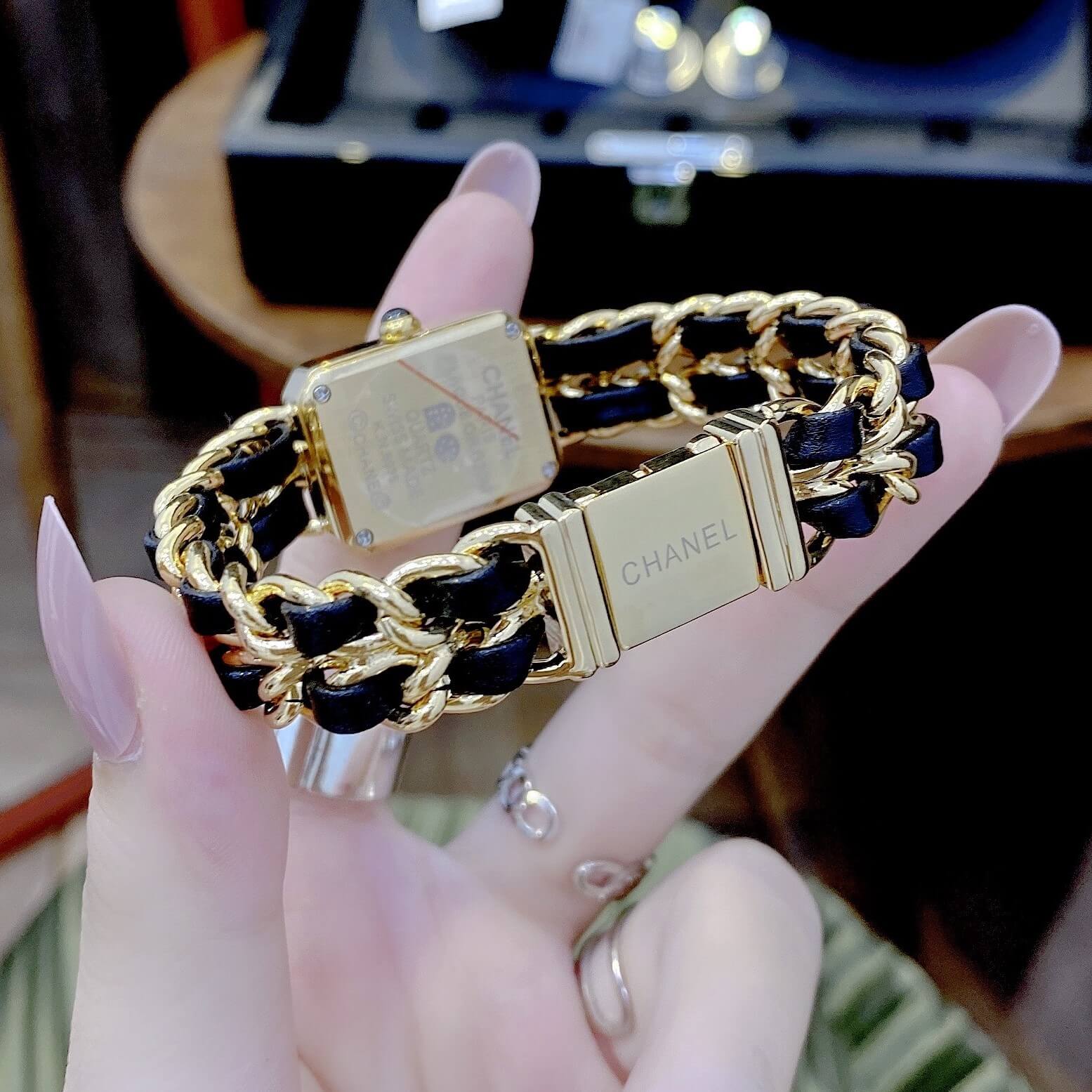 Đồng Hồ Nữ Chanel Première Dây Xích Kim Loại Vàng Gold Mix Da Đen Size 20x28mm