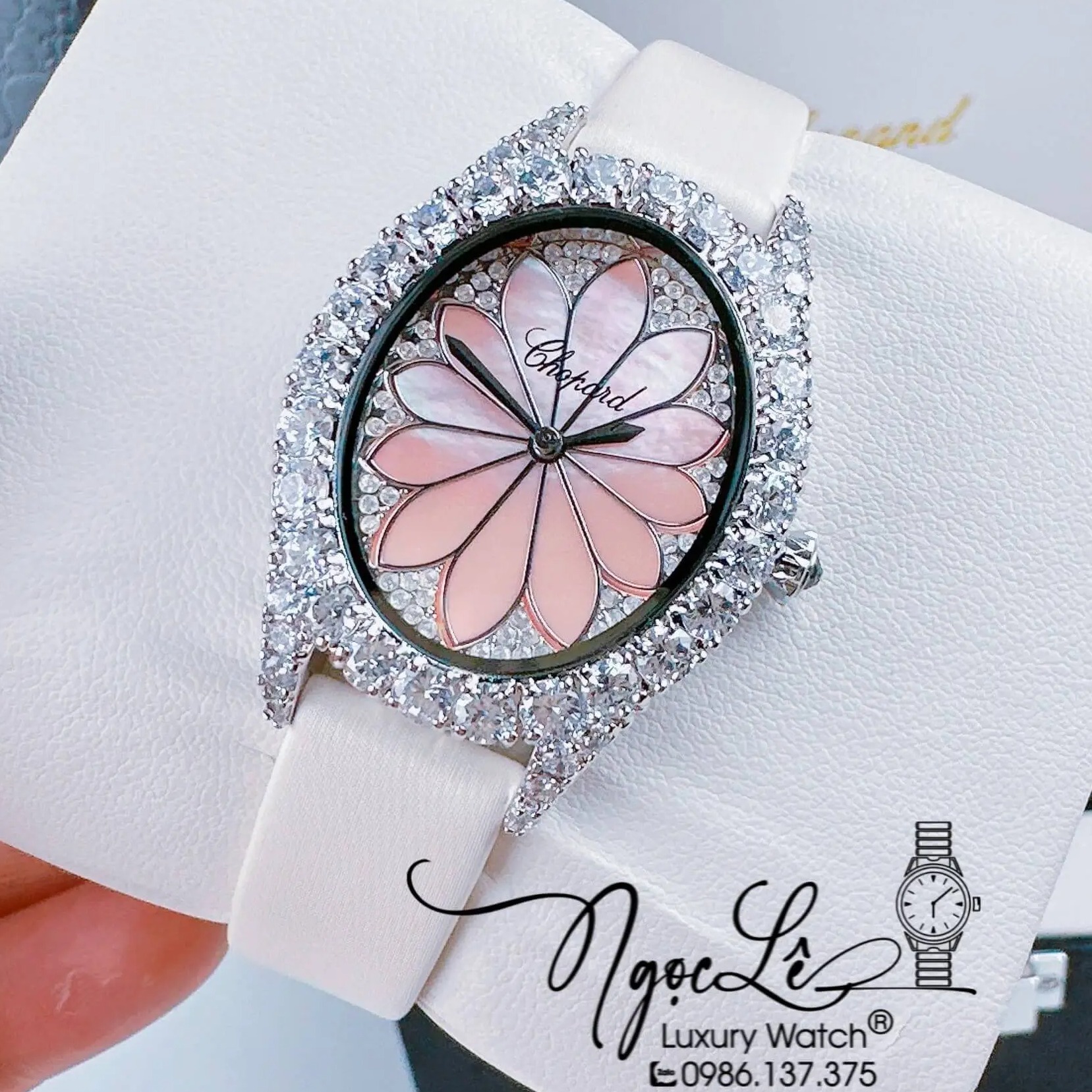 Đồng Hồ Nữ Chopard Mặt Oval Họa Tiết Hoa Xà Cừ Hồng Dây Da Lụa Màu Trắng Vỏ Silver Đính Đá Size 34mm