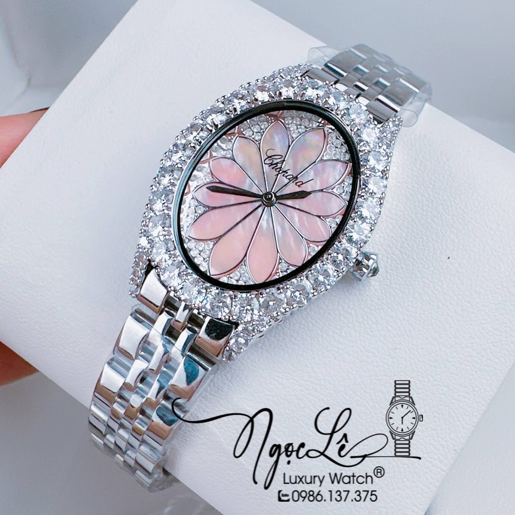 Đồng Hồ Nữ Chopard Mặt Oval Họa Tiết Hoa Xà Cừ Màu Hồng Dây Kim Loại Silver Đính Đá Size 34mm