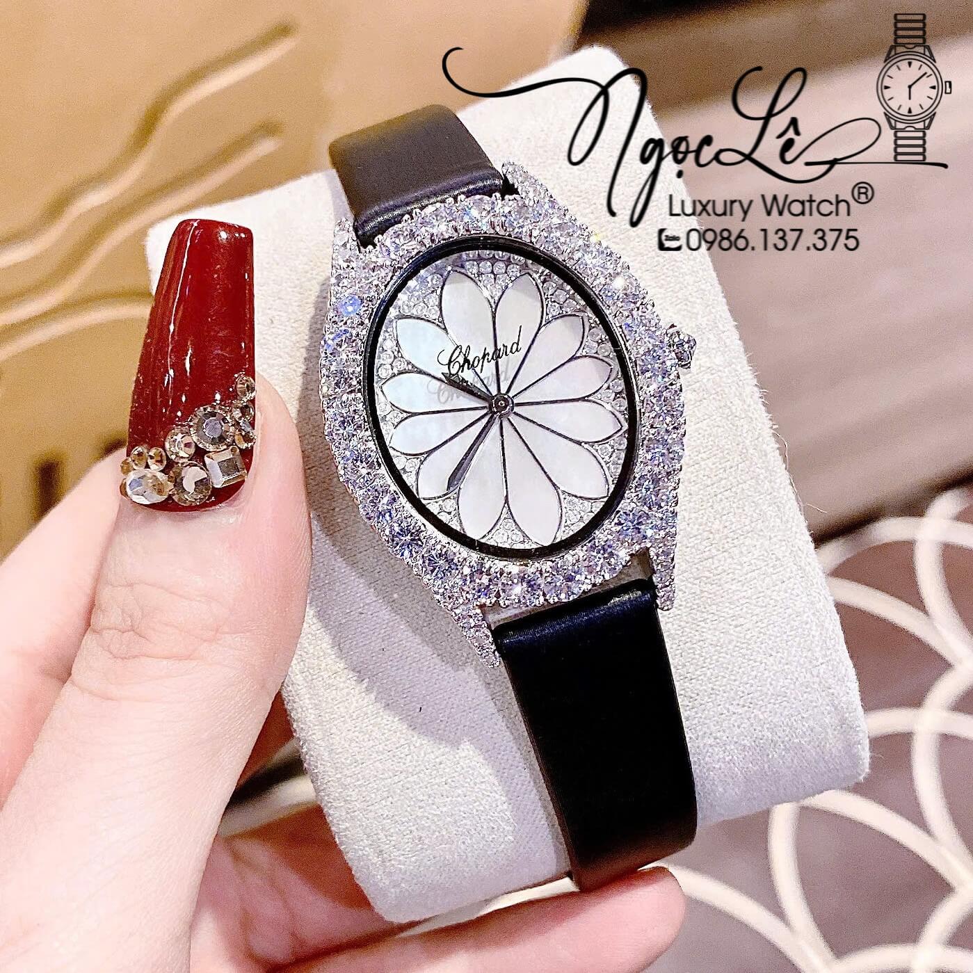 Đồng Hồ Nữ Chopard Mặt Oval Họa Tiết Hoa Xà Cừ Trắng Dây Da Lụa Màu Đen Vỏ Silver Đính Đá Size 34mm