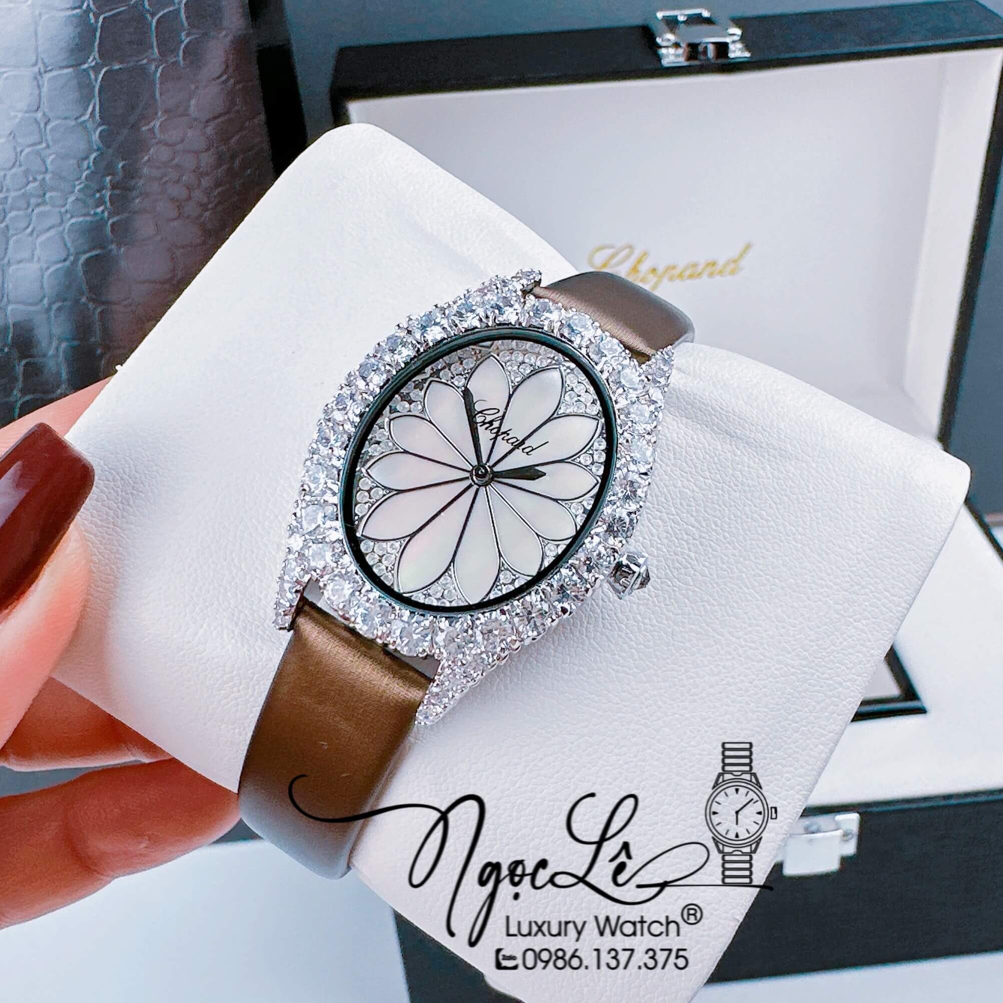 Đồng Hồ Nữ Chopard Mặt Oval Họa Tiết Hoa Xà Cừ Trắng Dây Da Lụa Màu Đen Vỏ Silver Đính Đá Size 34mm