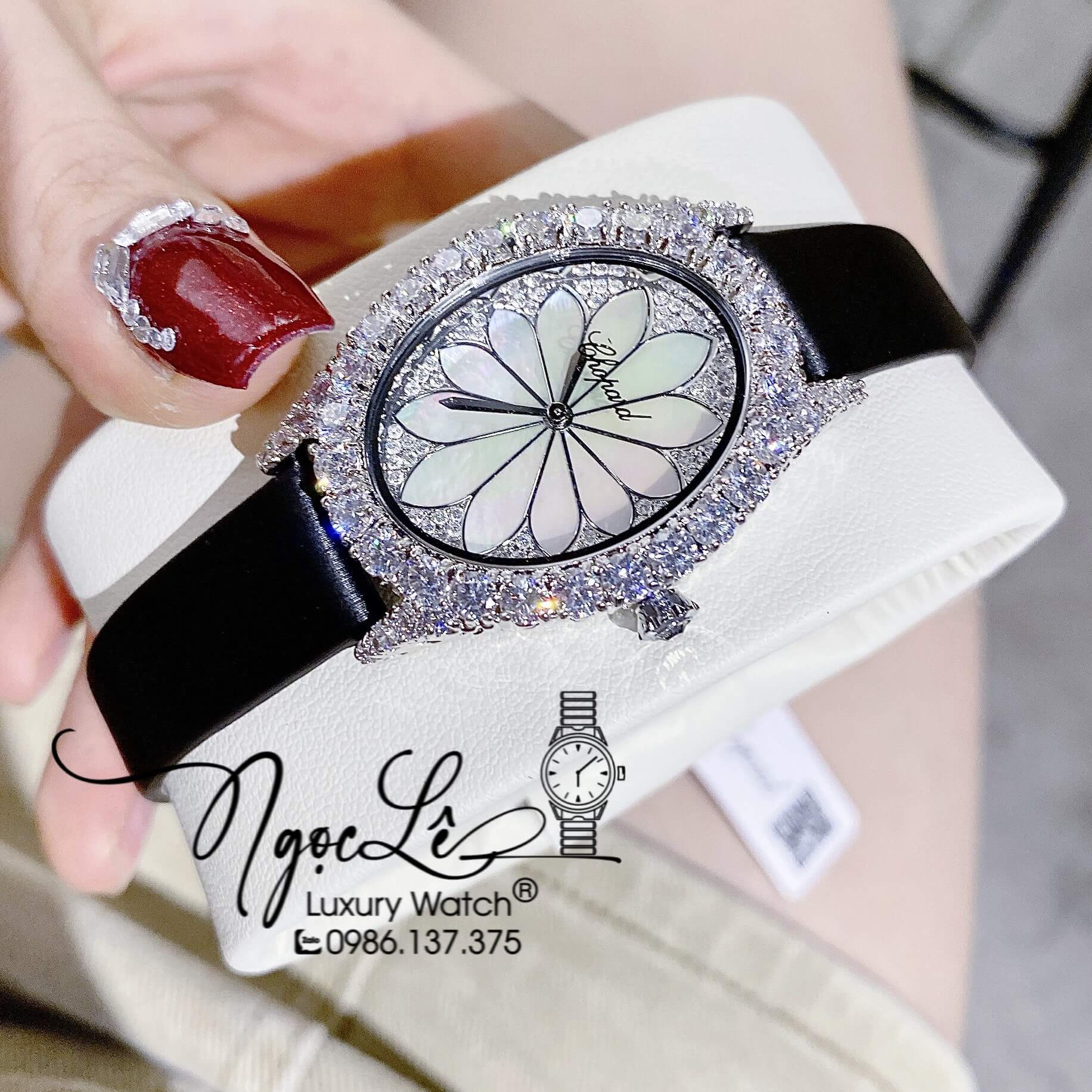 Đồng Hồ Nữ Chopard Mặt Oval Họa Tiết Hoa Xà Cừ Trắng Dây Da Lụa Màu Đen Vỏ Silver Đính Đá Size 34mm
