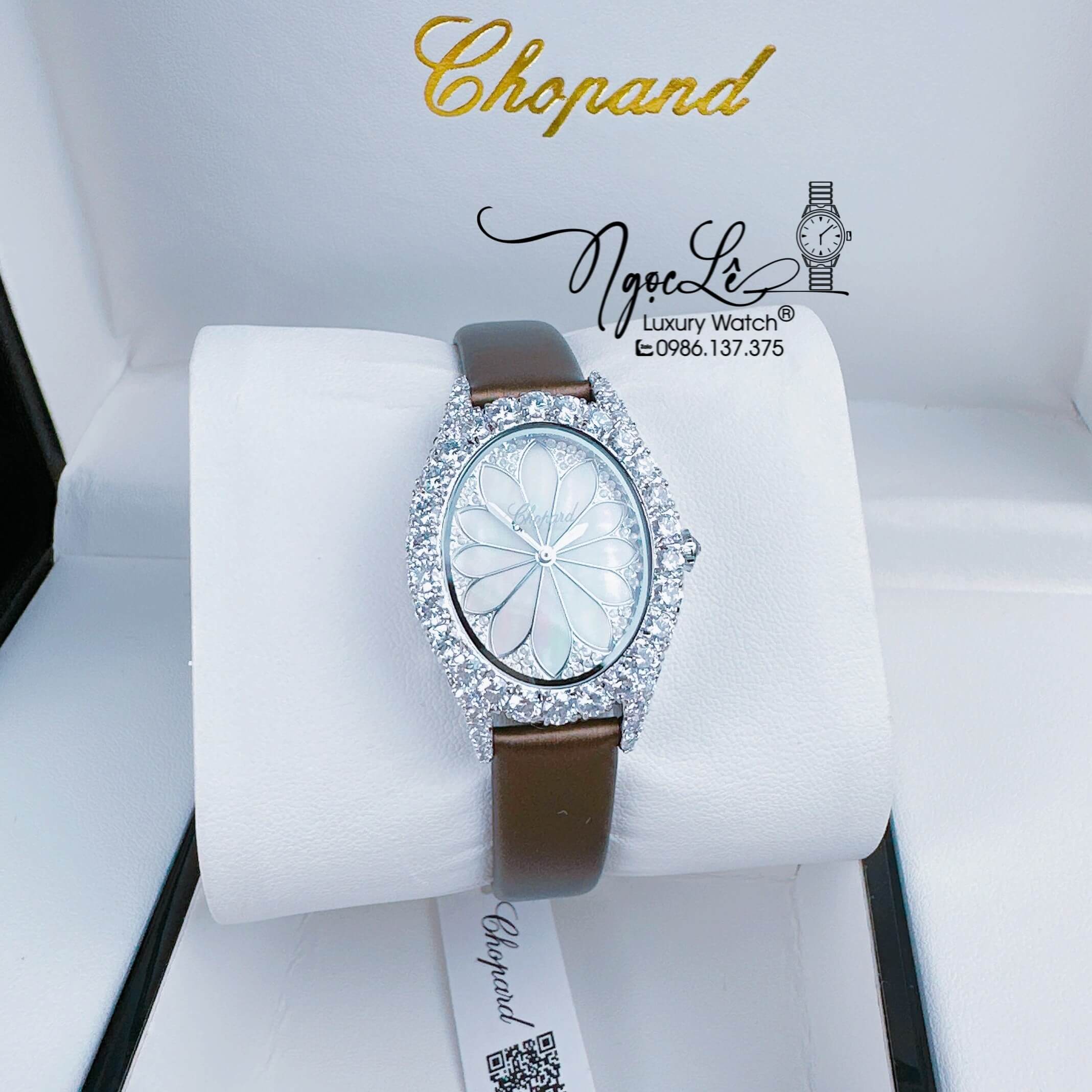 Đồng Hồ Nữ Chopard Mặt Oval Họa Tiết Hoa Xà Cừ Trắng Dây Da Lụa Màu Đen Vỏ Silver Đính Đá Size 34mm