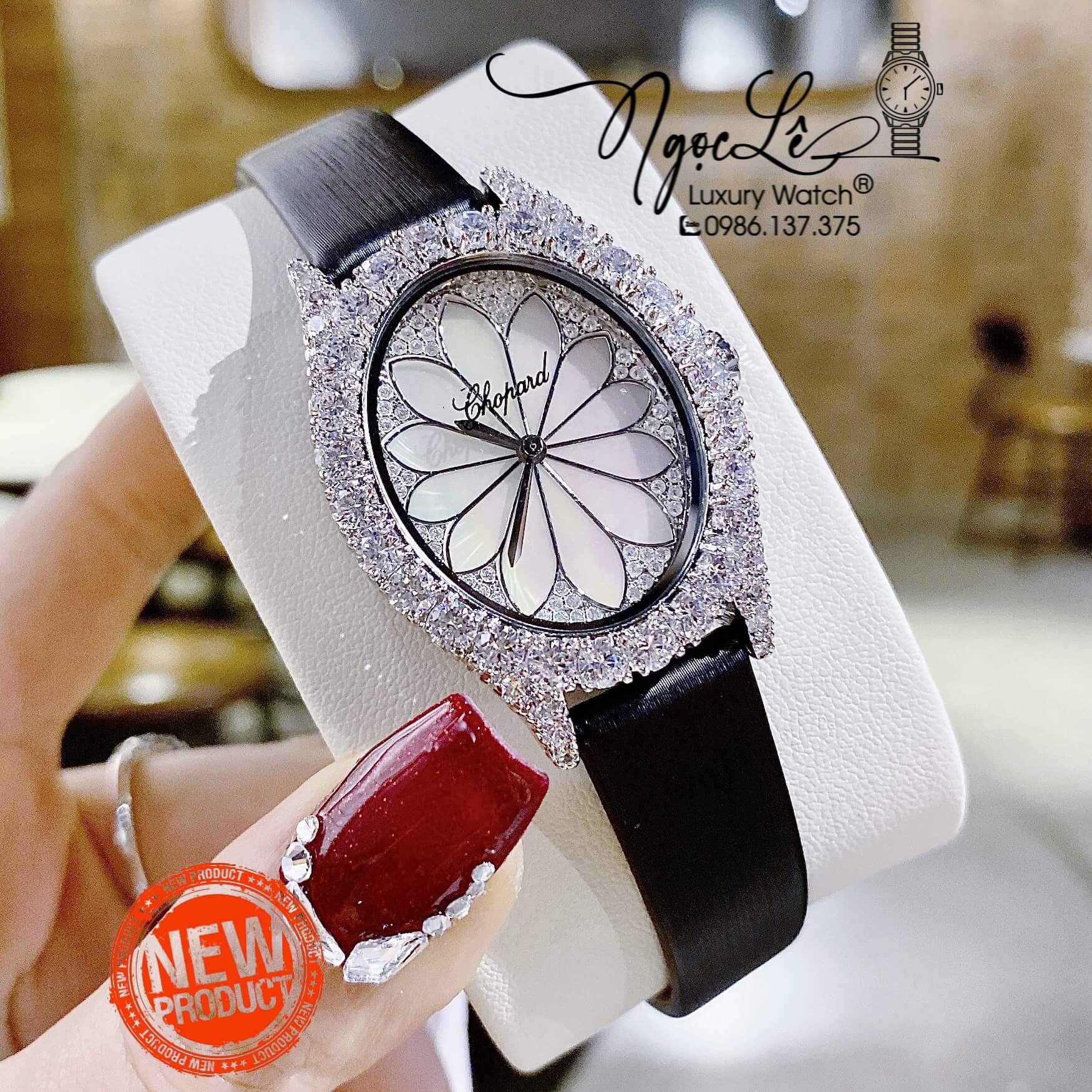 Đồng Hồ Nữ Chopard Mặt Oval Họa Tiết Hoa Xà Cừ Trắng Dây Da Lụa Màu Đen Vỏ Silver Đính Đá Size 34mm
