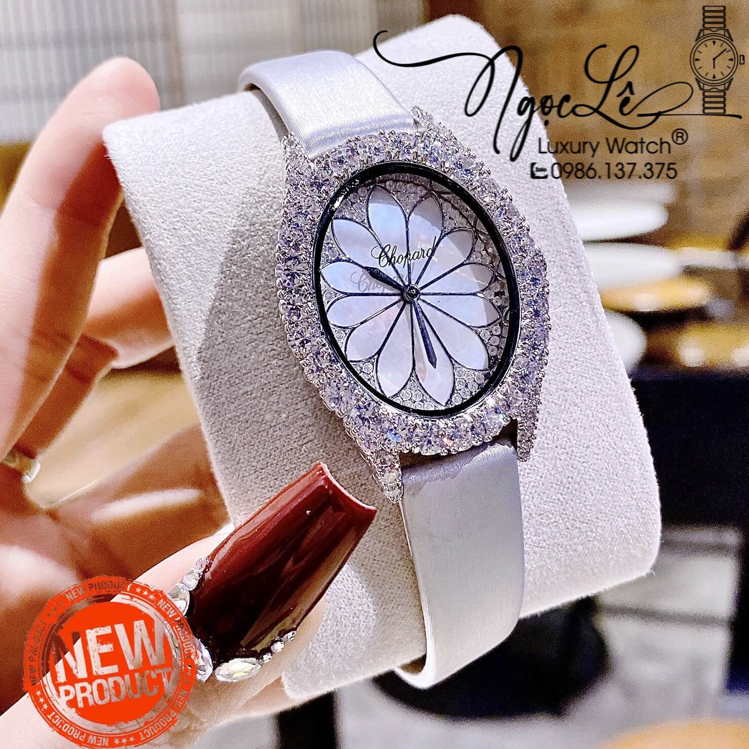 Đồng Hồ Nữ Chopard Mặt Oval Họa Tiết Hoa Xà Cừ Trắng Dây Da Lụa Màu Xám Vỏ Silver Đính Đá Size 34mm
