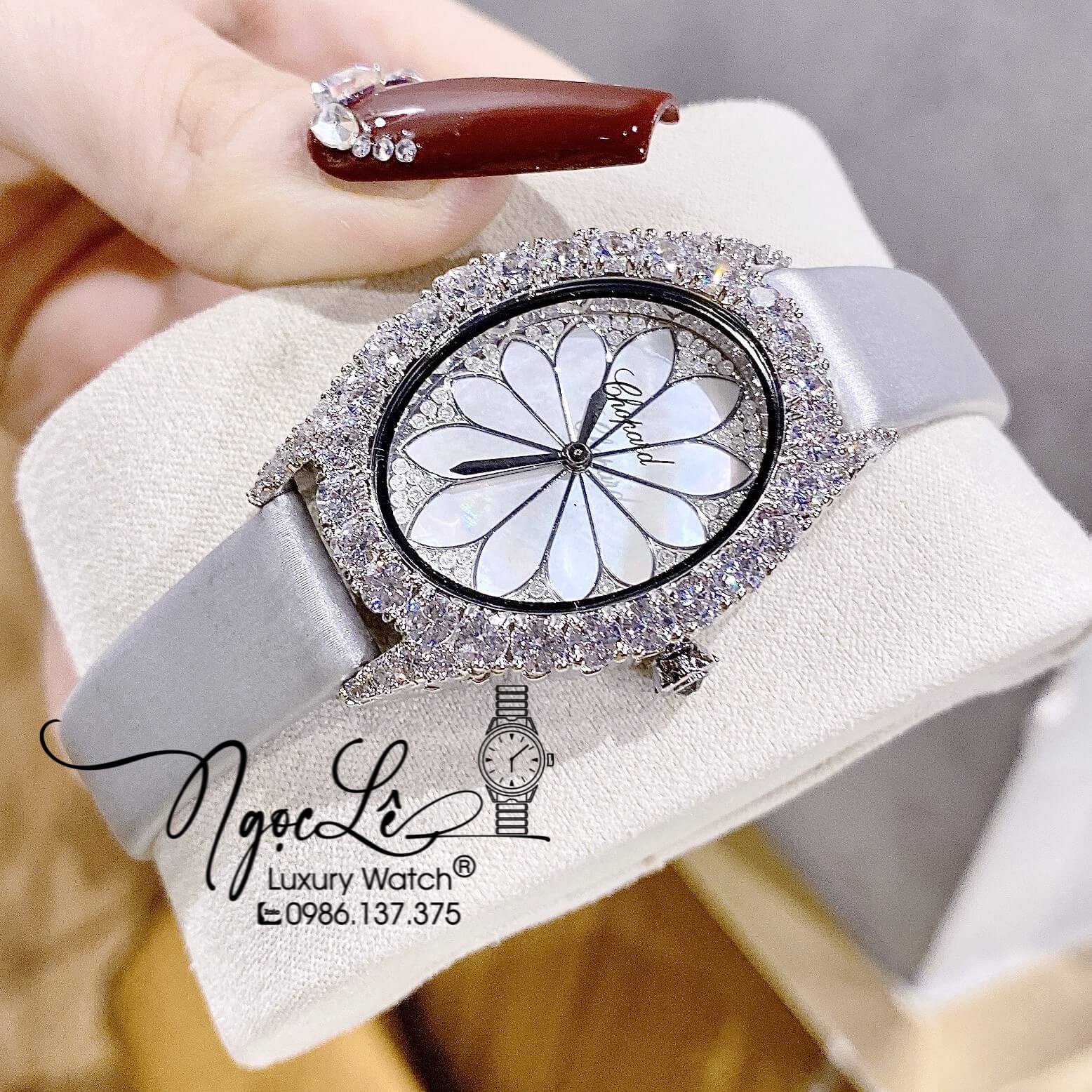 Đồng Hồ Nữ Chopard Mặt Oval Họa Tiết Hoa Xà Cừ Trắng Dây Da Lụa Màu Xám Vỏ Silver Đính Đá Size 34mm