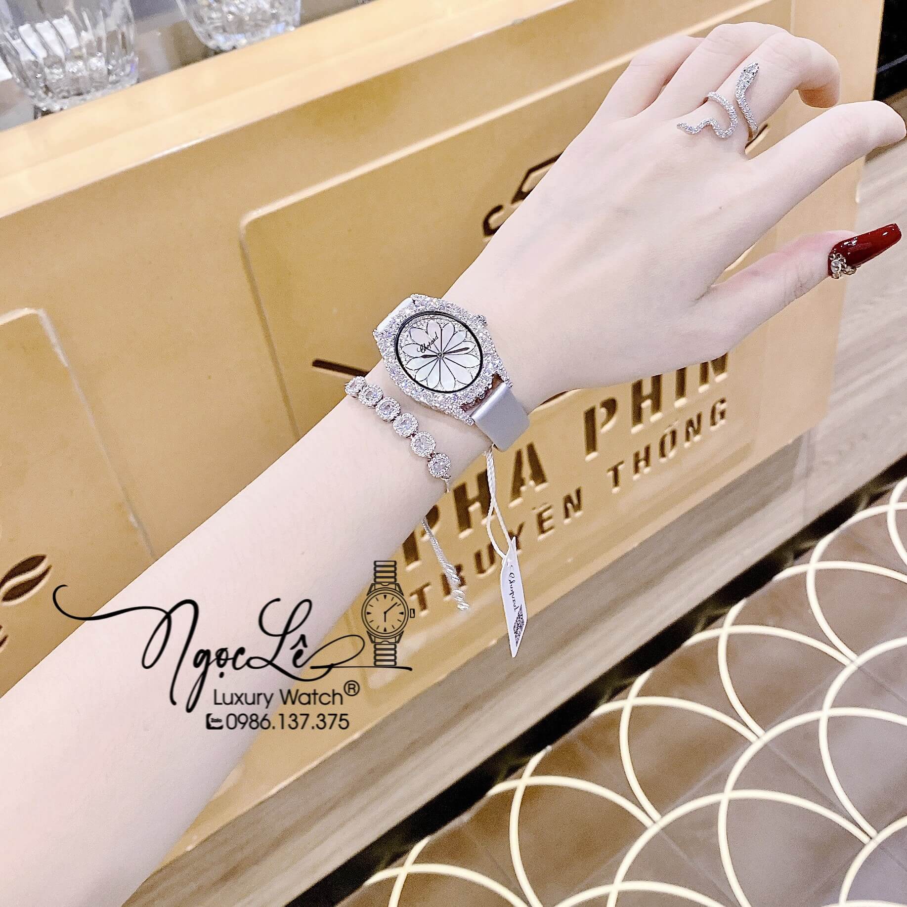 Đồng Hồ Nữ Chopard Mặt Oval Họa Tiết Hoa Xà Cừ Trắng Dây Da Lụa Màu Xám Vỏ Silver Đính Đá Size 34mm