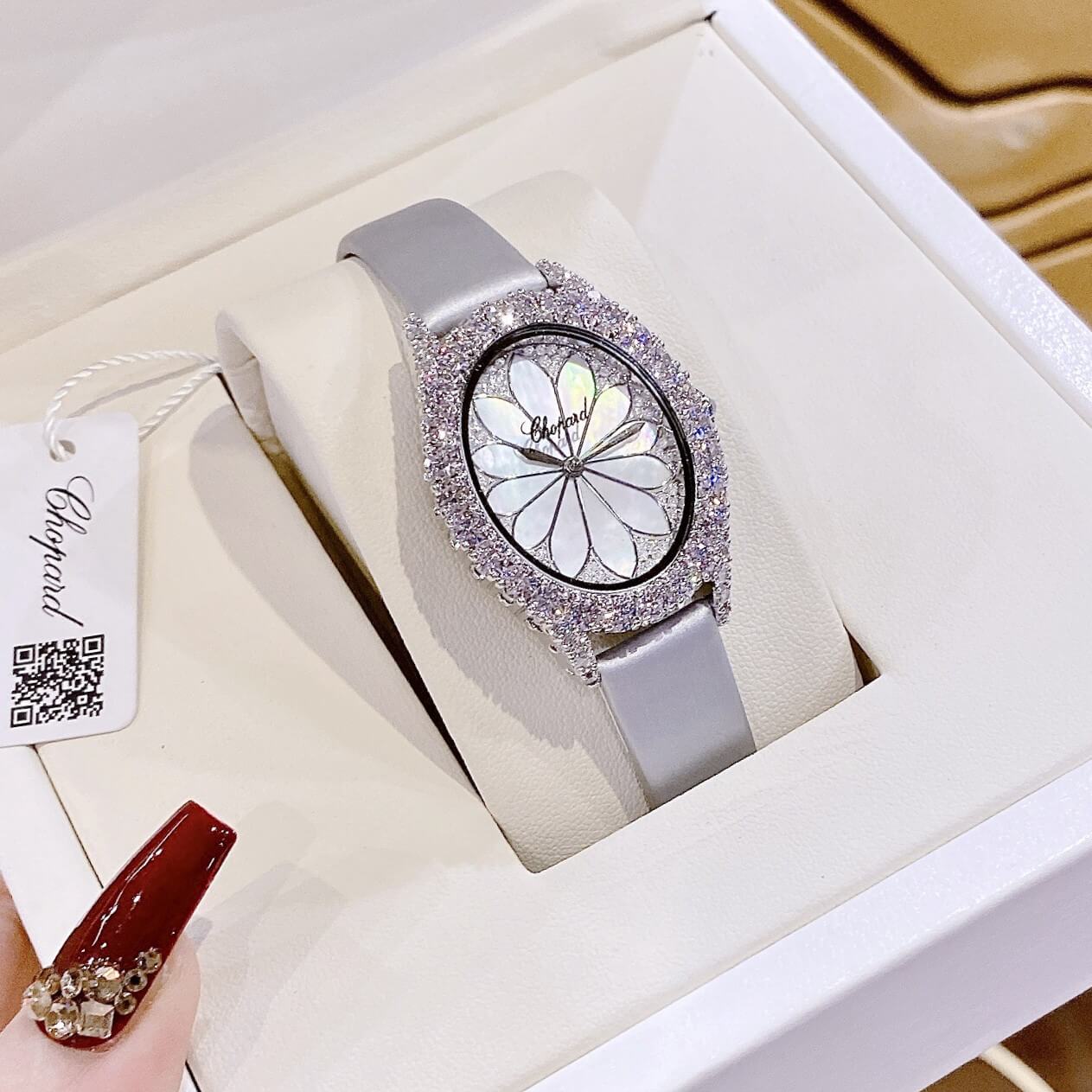 Đồng Hồ Nữ Chopard Mặt Oval Họa Tiết Hoa Xà Cừ Trắng Dây Da Lụa Màu Xám Vỏ Silver Đính Đá Size 34mm
