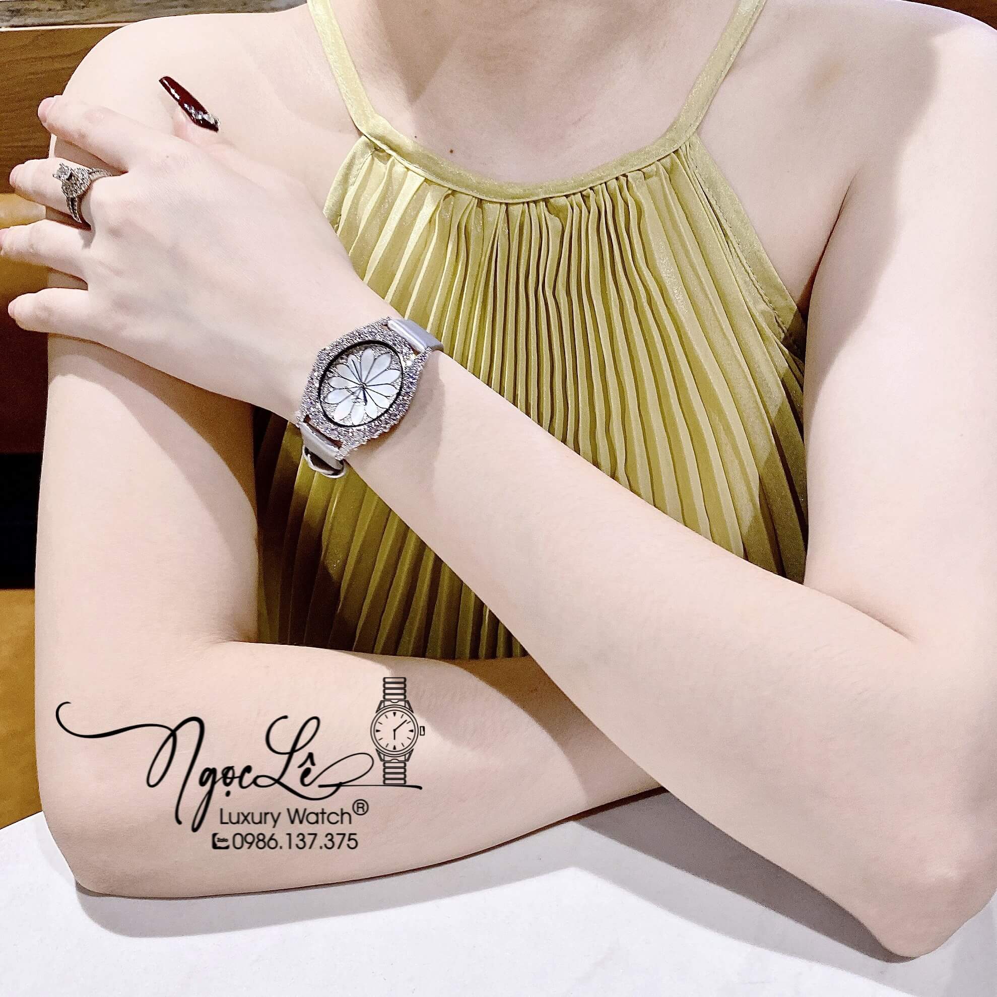 Đồng Hồ Nữ Chopard Mặt Oval Họa Tiết Hoa Xà Cừ Trắng Dây Da Lụa Màu Xám Vỏ Silver Đính Đá Size 34mm
