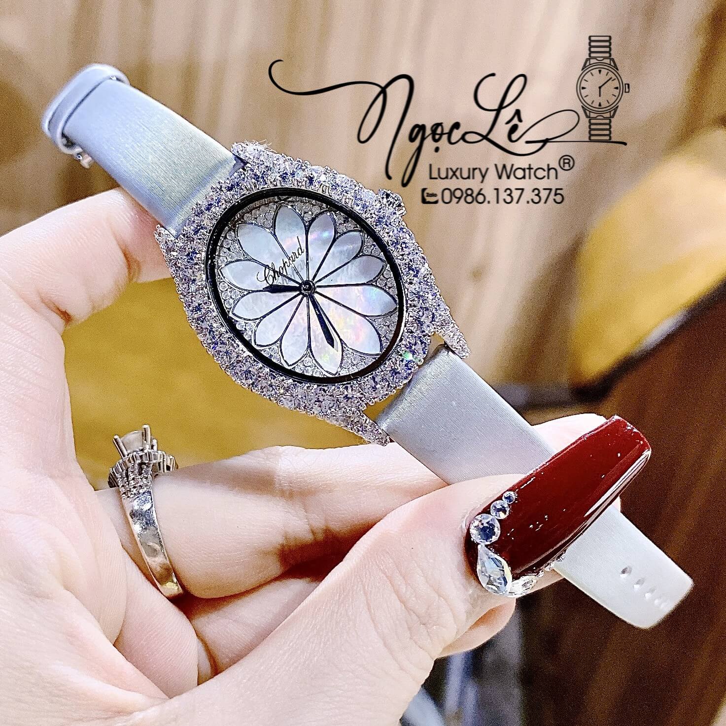 Đồng Hồ Nữ Chopard Mặt Oval Họa Tiết Hoa Xà Cừ Trắng Dây Da Lụa Màu Xám Vỏ Silver Đính Đá Size 34mm