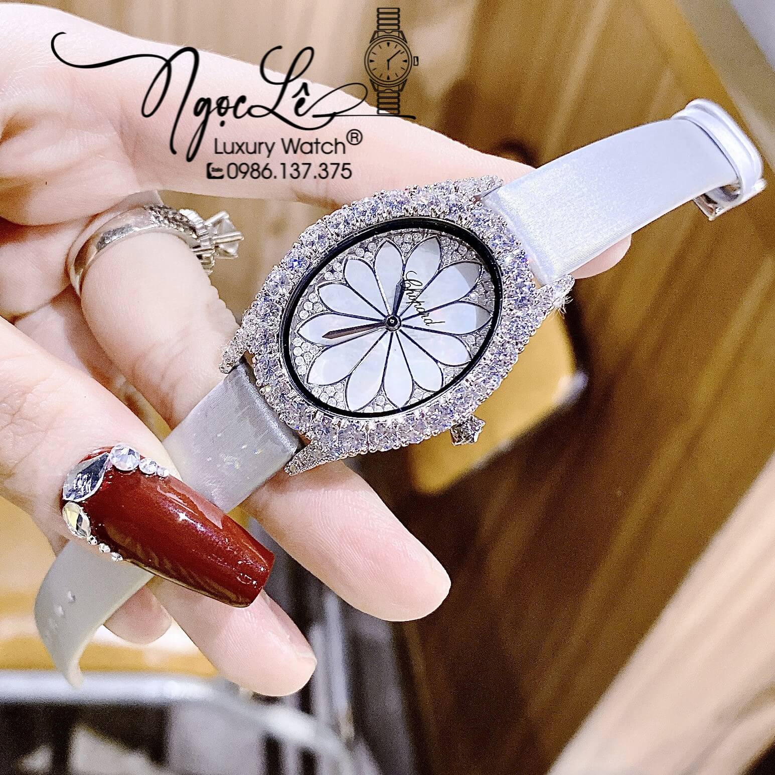 Đồng Hồ Nữ Chopard Mặt Oval Họa Tiết Hoa Xà Cừ Trắng Dây Da Lụa Màu Xám Vỏ Silver Đính Đá Size 34mm