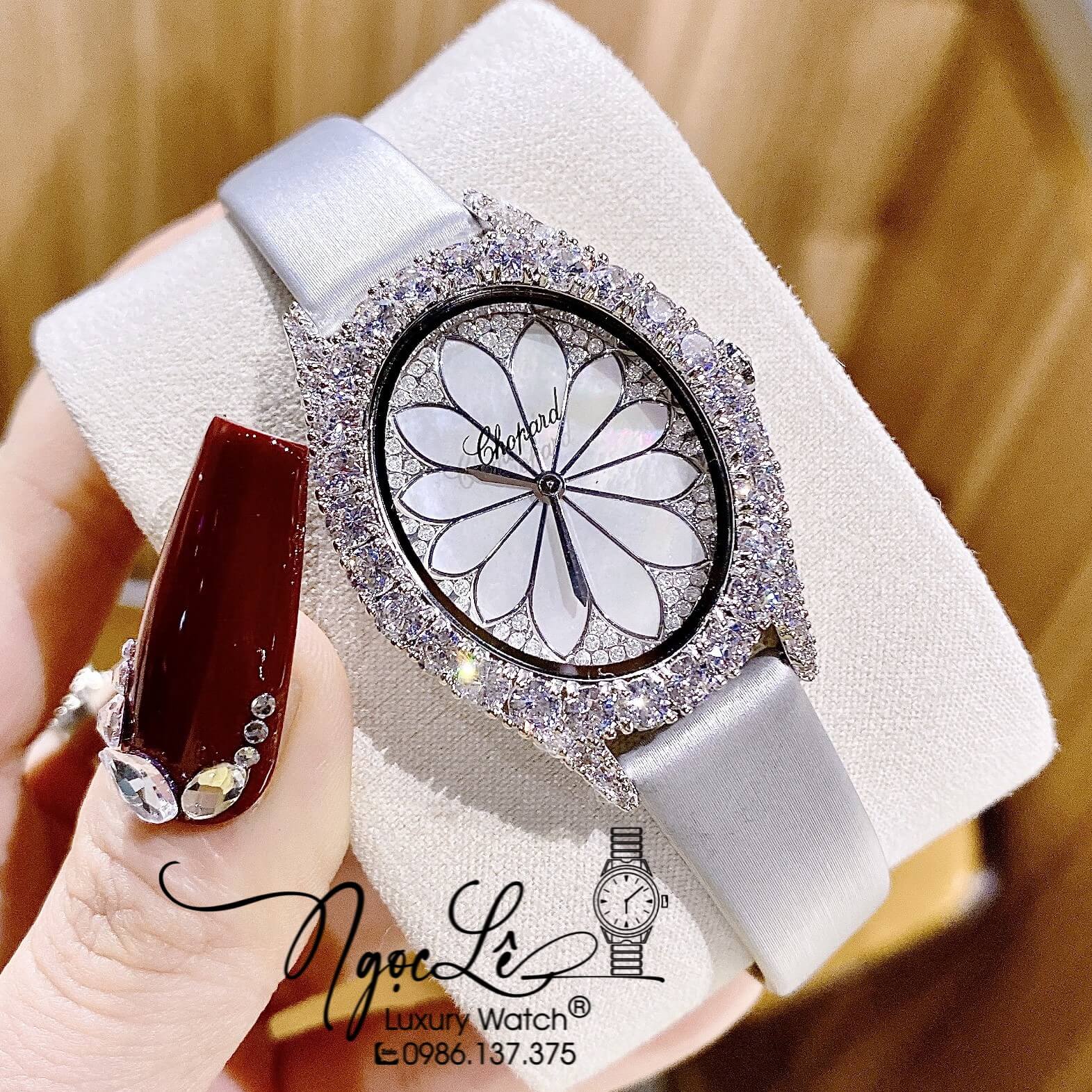 Đồng Hồ Nữ Chopard Mặt Oval Họa Tiết Hoa Xà Cừ Trắng Dây Da Lụa Màu Xám Vỏ Silver Đính Đá Size 34mm