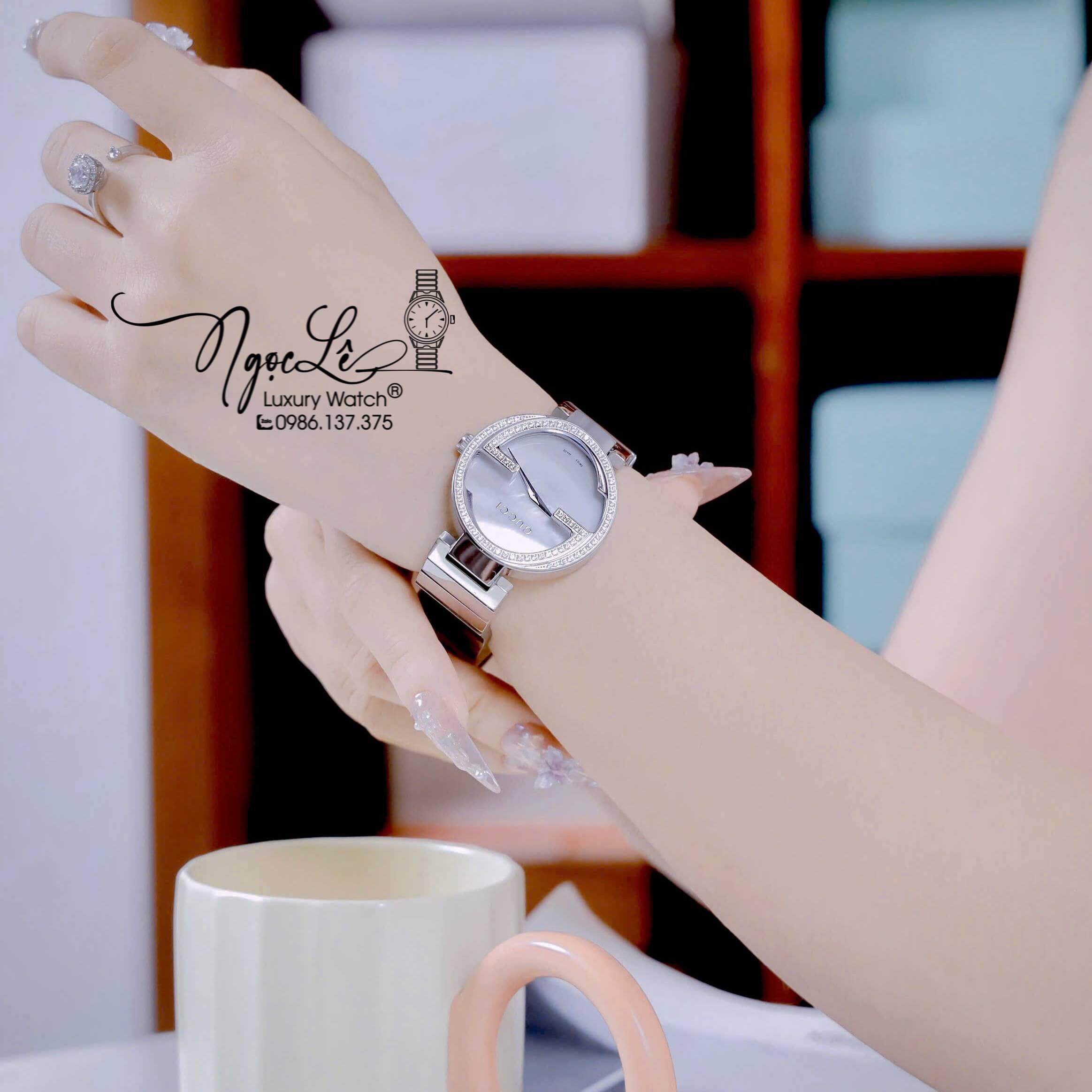 Đồng Hồ Nữ Gucci Dây Kim Loại Silver Mặt Trắng Dáng Lắc Tay Đính Đá Size 37mm