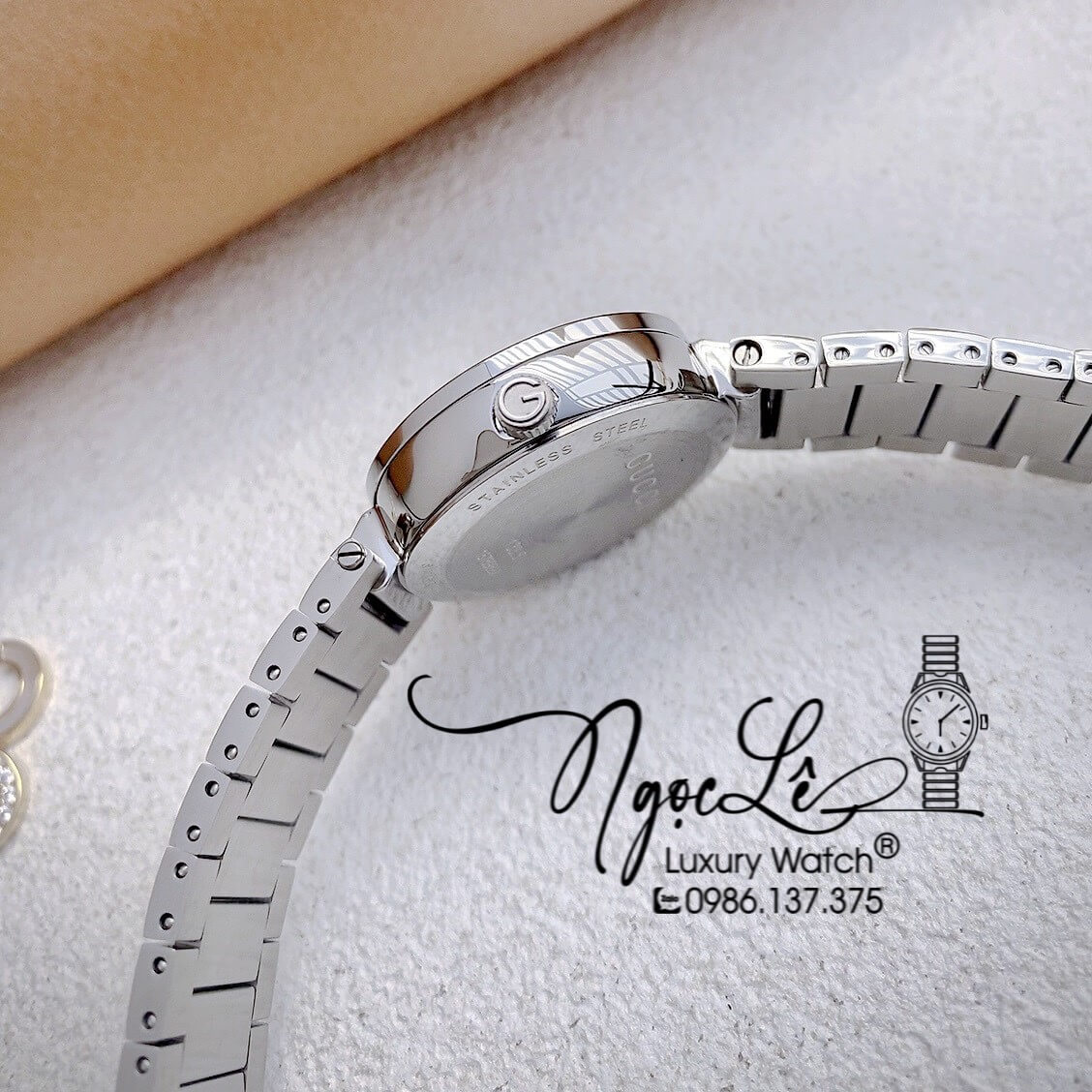 Đồng Hồ Nữ Gucci Dây Kim Loại Silver Mặt Trắng Dáng Lắc Tay Niềng Trơn Size 29mm