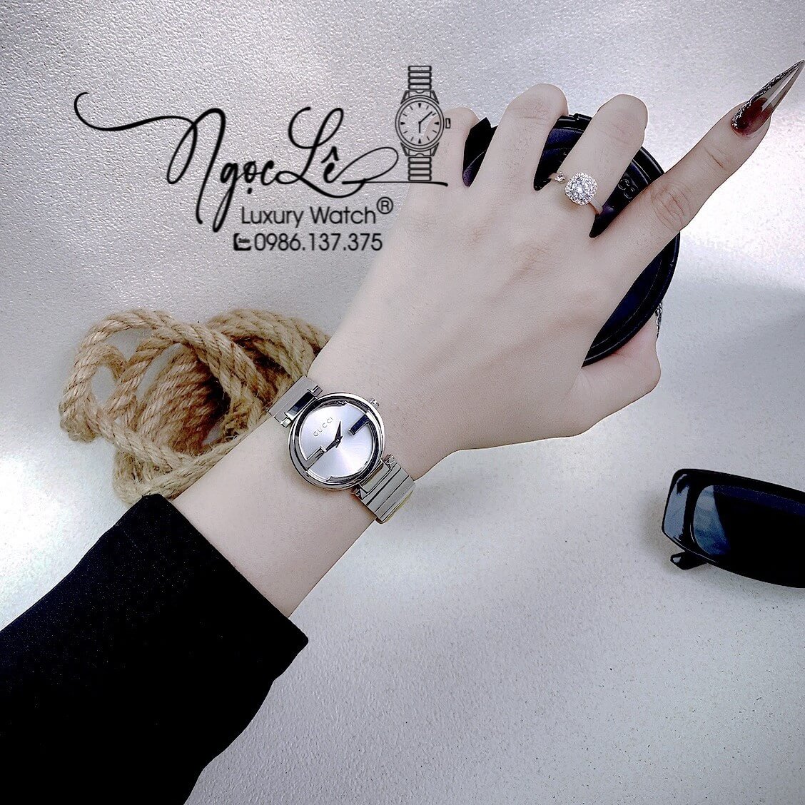 Đồng Hồ Nữ Gucci Dây Kim Loại Silver Mặt Trắng Dáng Lắc Tay Niềng Trơn Size 29mm