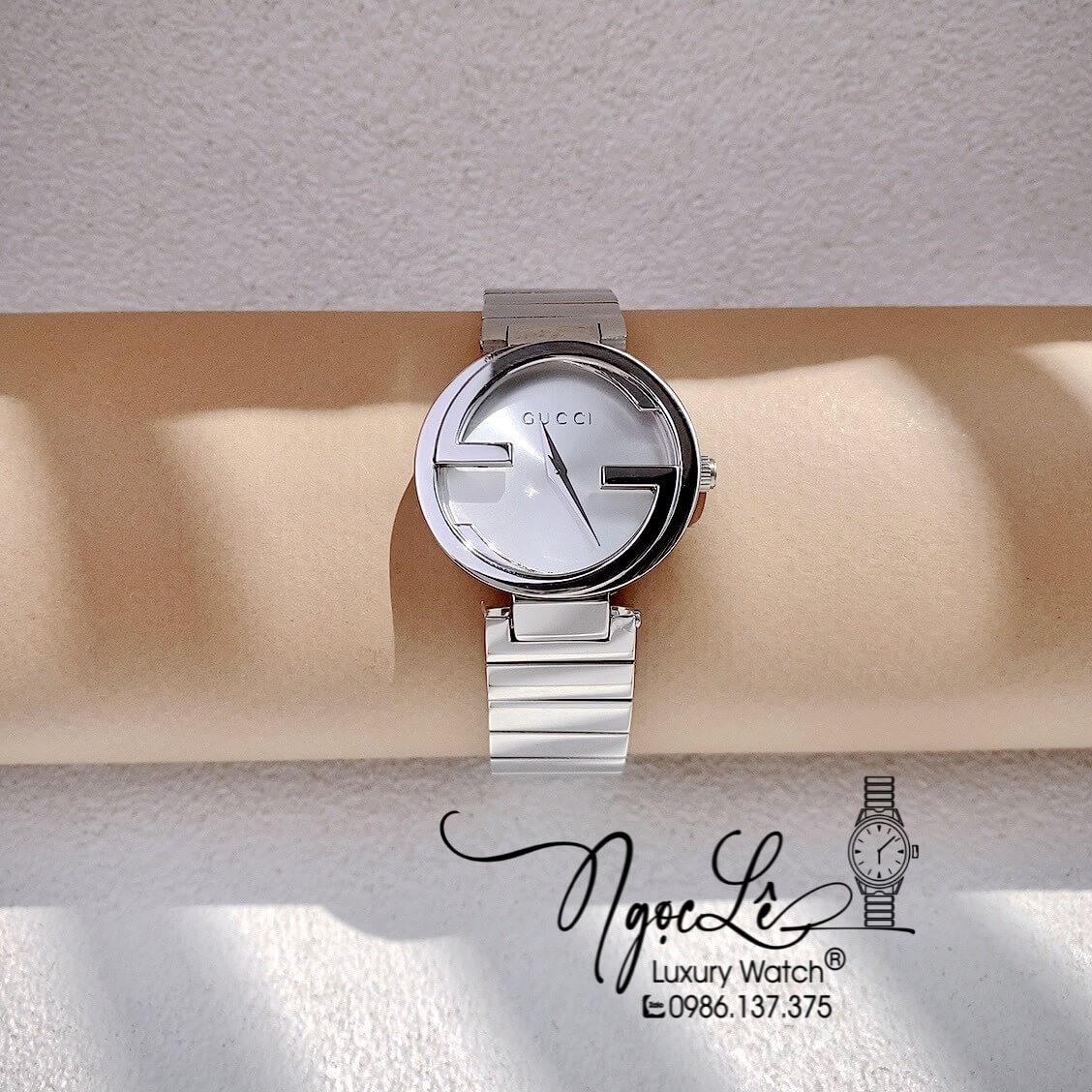 Đồng Hồ Nữ Gucci Dây Kim Loại Silver Mặt Trắng Dáng Lắc Tay Niềng Trơn Size 29mm