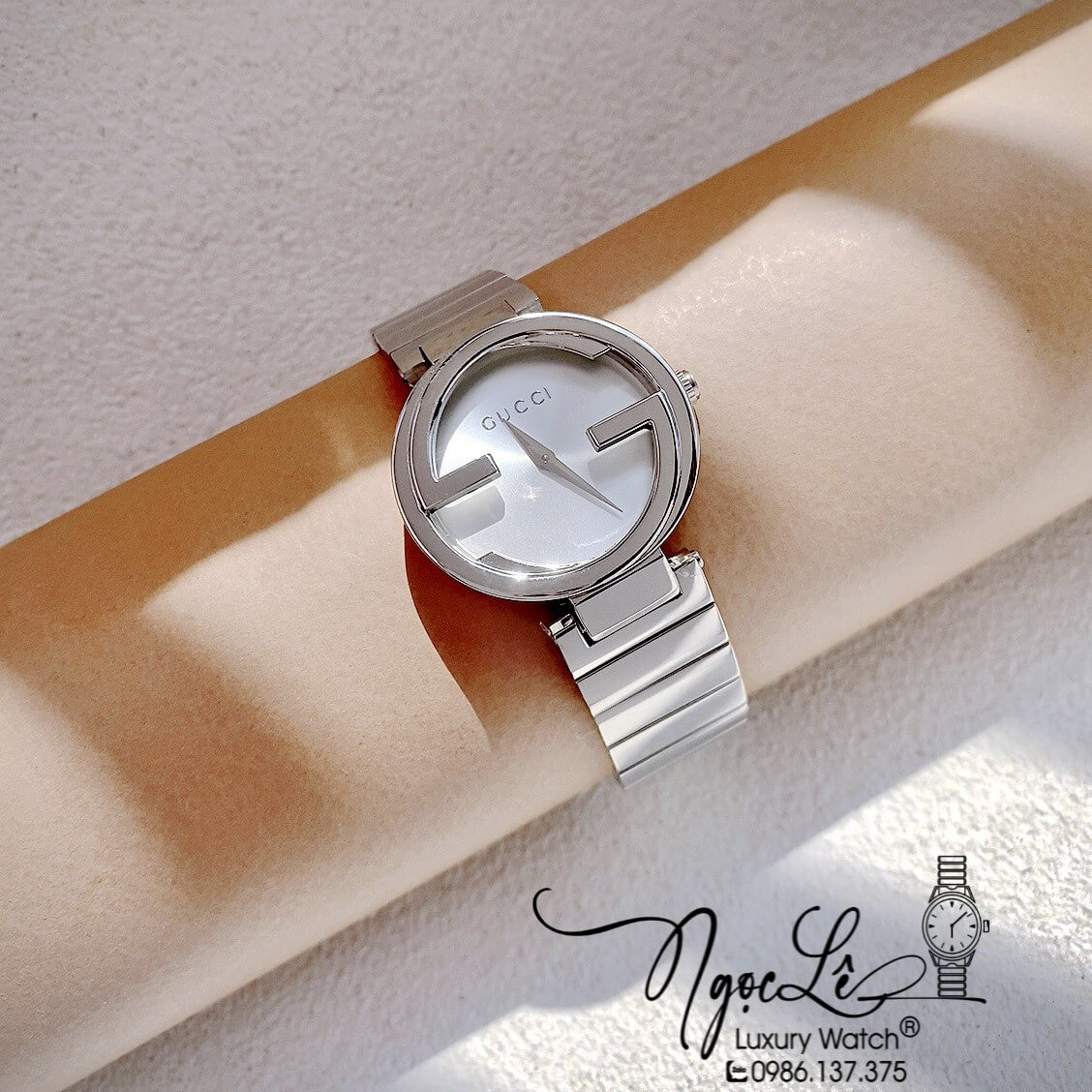 Đồng Hồ Nữ Gucci Dây Kim Loại Silver Mặt Trắng Dáng Lắc Tay Niềng Trơn Size 29mm