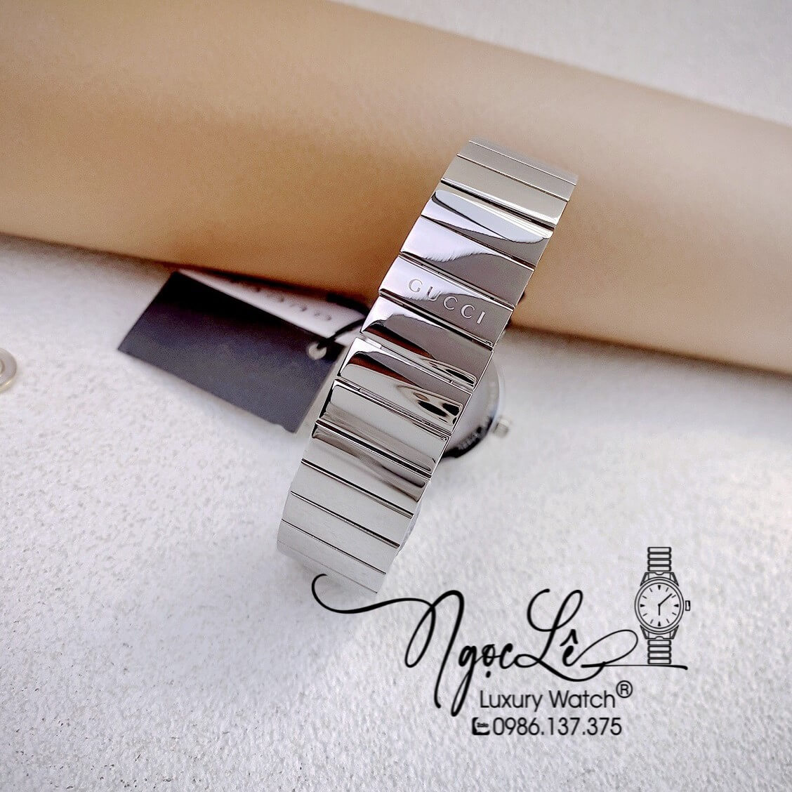 Đồng Hồ Nữ Gucci Dây Kim Loại Silver Mặt Trắng Dáng Lắc Tay Niềng Trơn Size 29mm