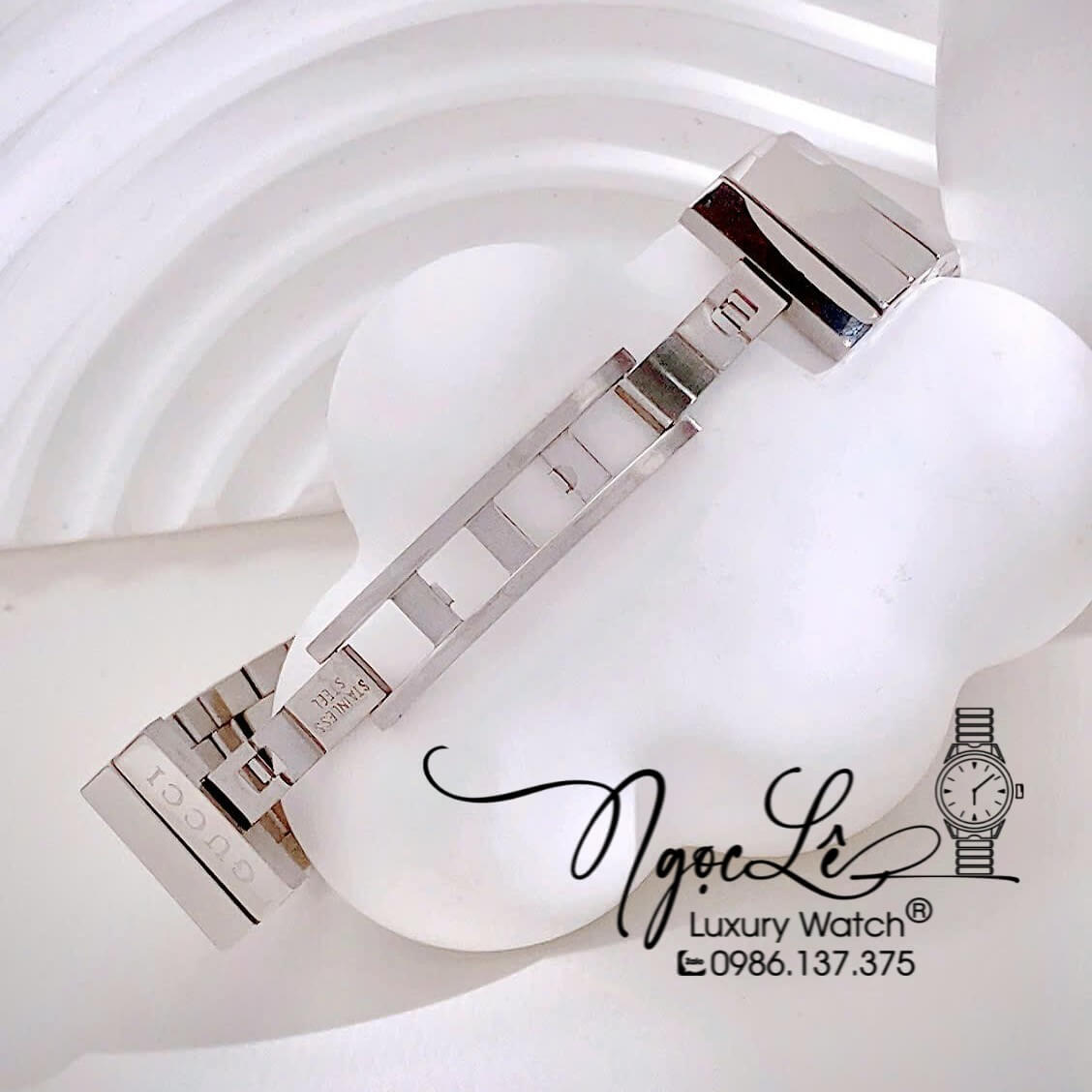 Đồng Hồ Nữ Gucci Dây Kim Loại Silver Mặt Đen Dáng Lắc Tay Đính Đá Size 37mm