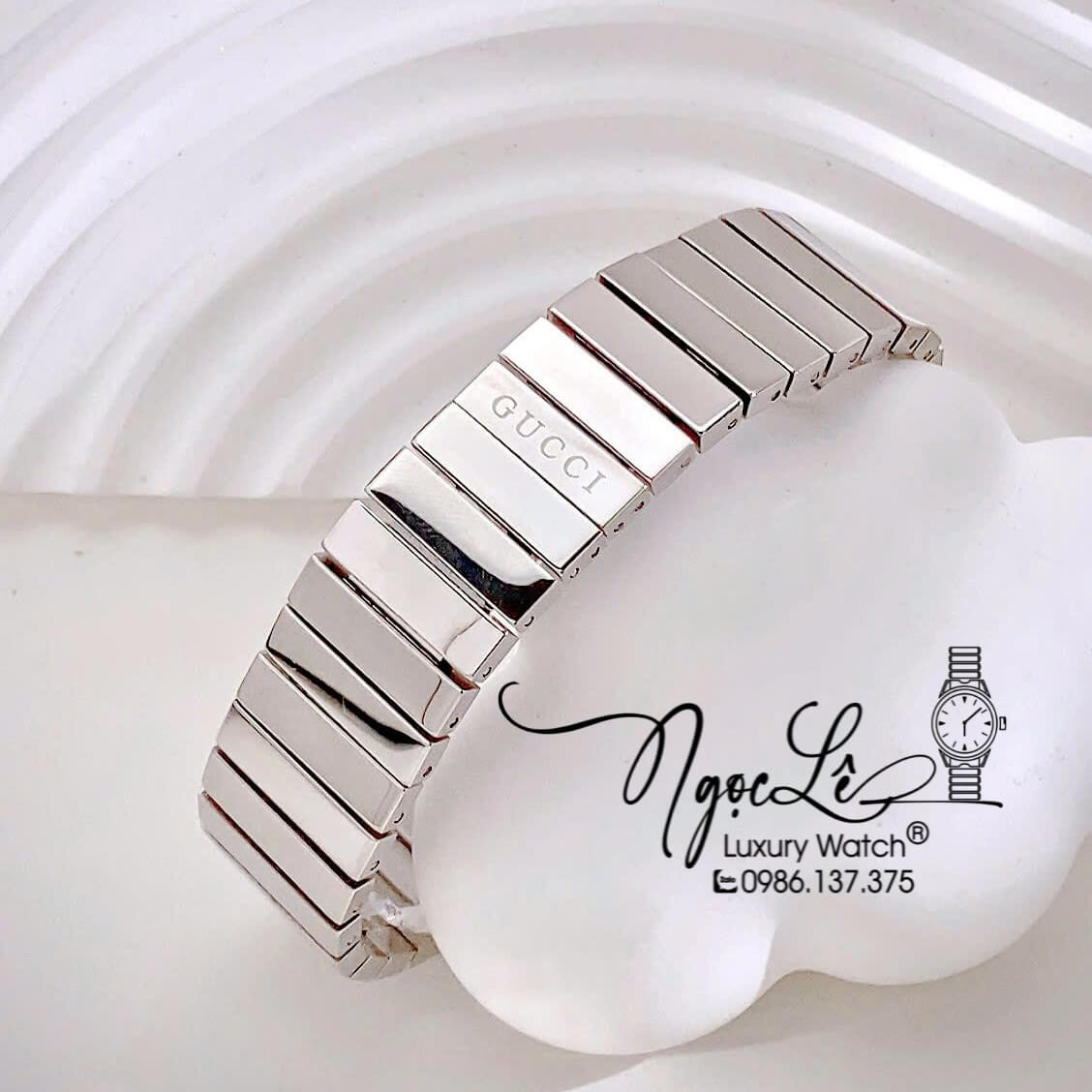 Đồng Hồ Nữ Gucci Dây Kim Loại Silver Mặt Đen Dáng Lắc Tay Đính Đá Size 37mm